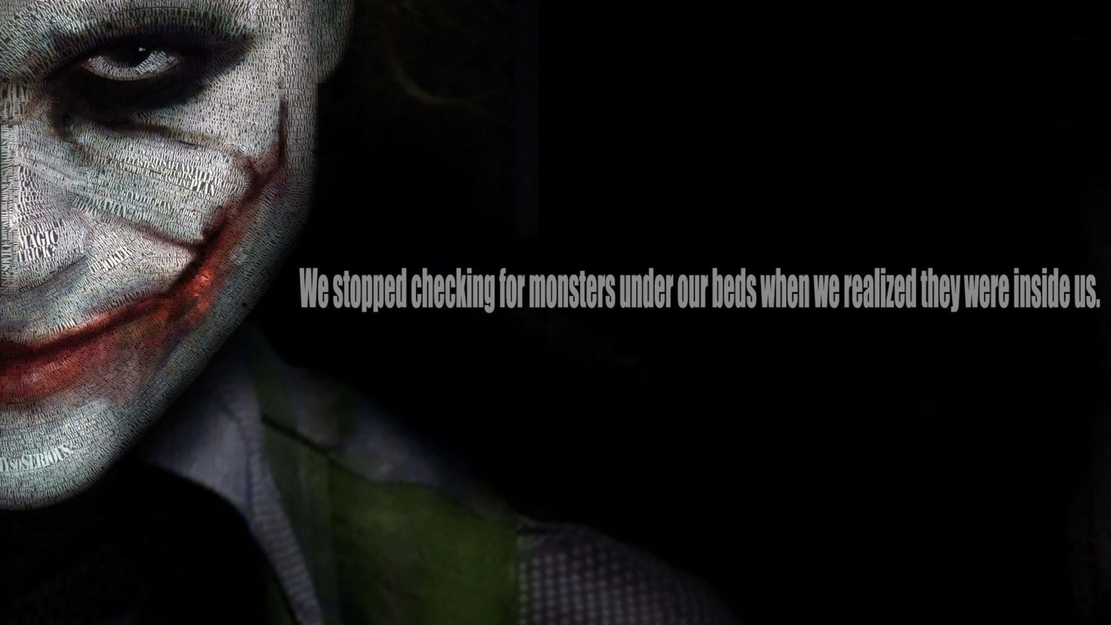Dark Knight Joker In 4K Ultra HD 桌布 壁紙 — 小丑紋理臉部的特寫，帶著邪惡的笑容，背景為深色，並覆蓋文字。