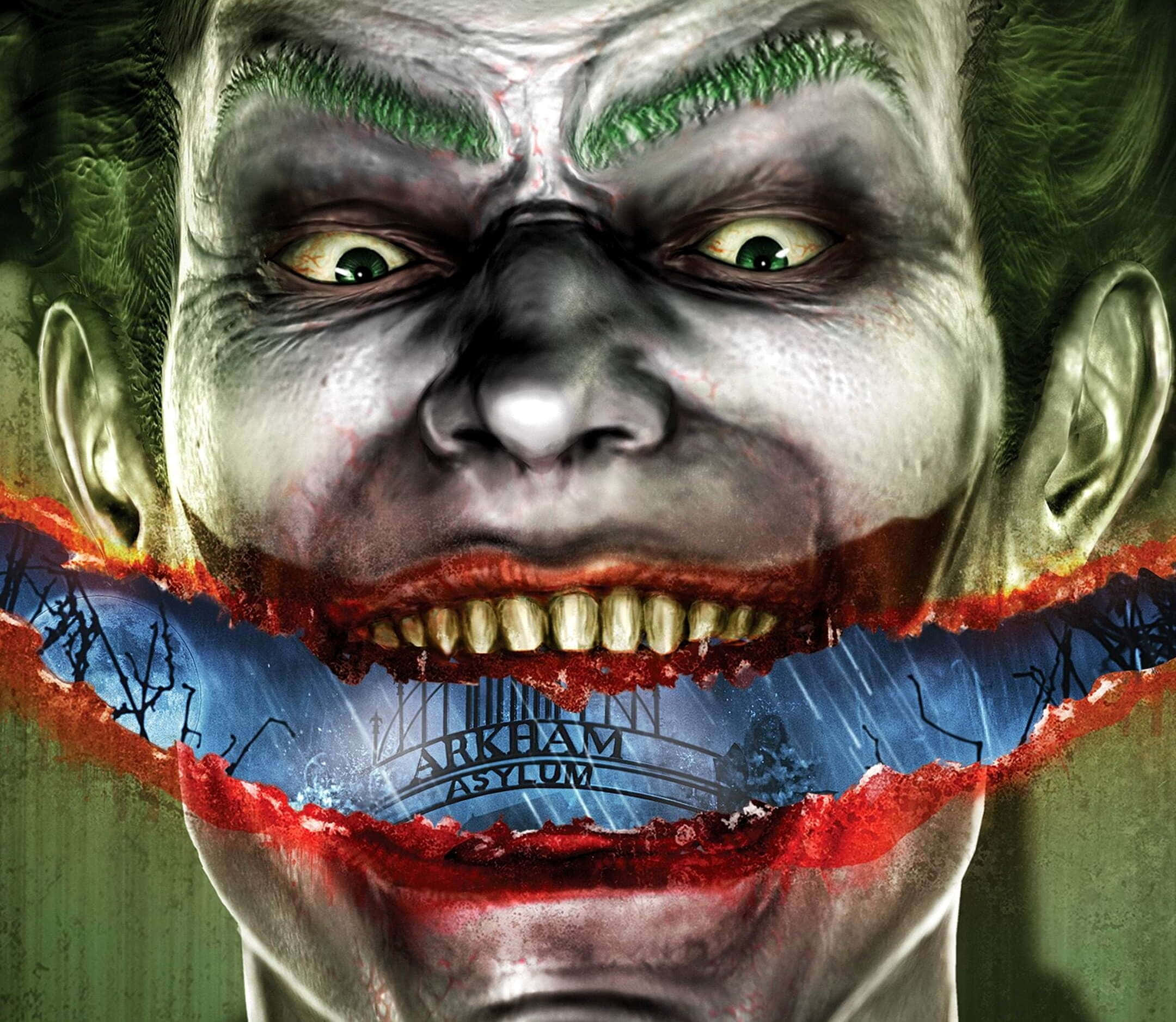 Joker Laughing 桌布 壁紙 — 小丑臉部的怪異特寫，嘴巴被撕開，背景顯露出阿卡漢精神病院。