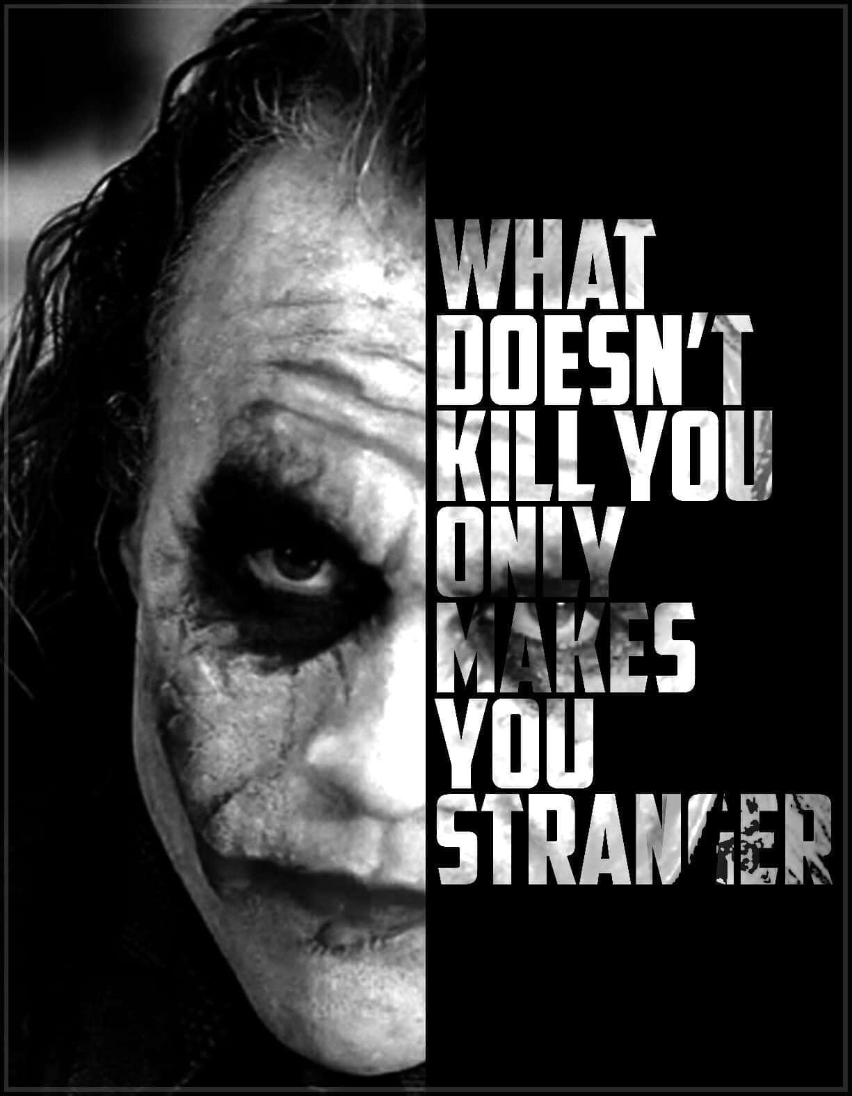 Joker Quotes 桌布 壁紙 — 小丑臉部的黑白特寫，被粗體文字「殺不死你的只會讓你更奇怪」分割。