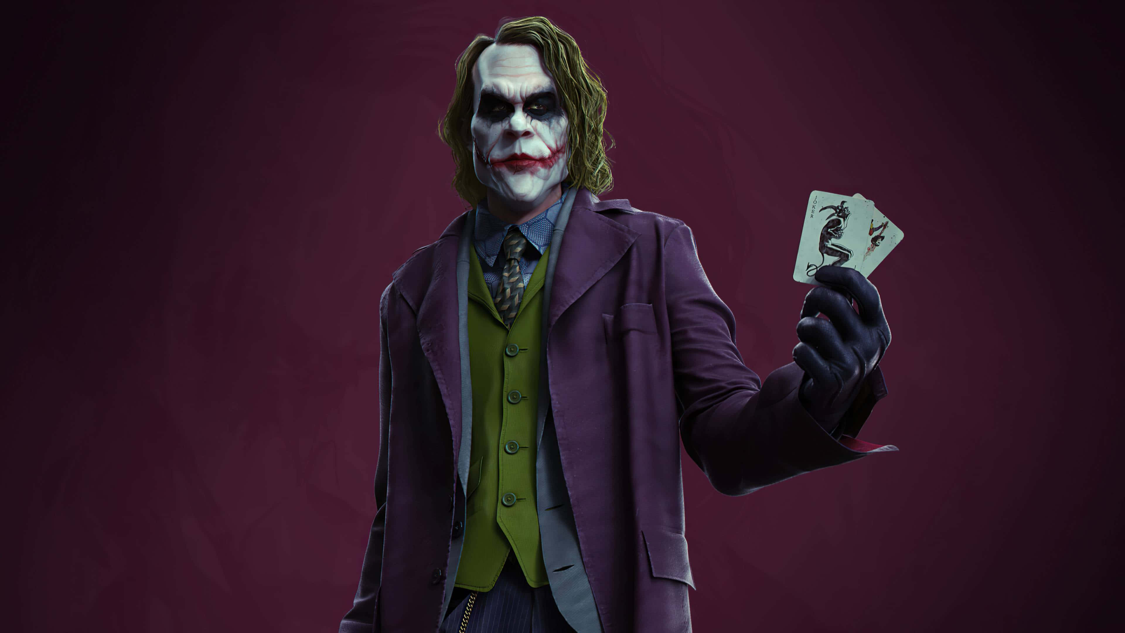 Joker Card 桌布 壁紙 — 小丑身穿紫色西裝，在深棗紅色背景前手持兩張撲克牌，露出陰險的笑容。