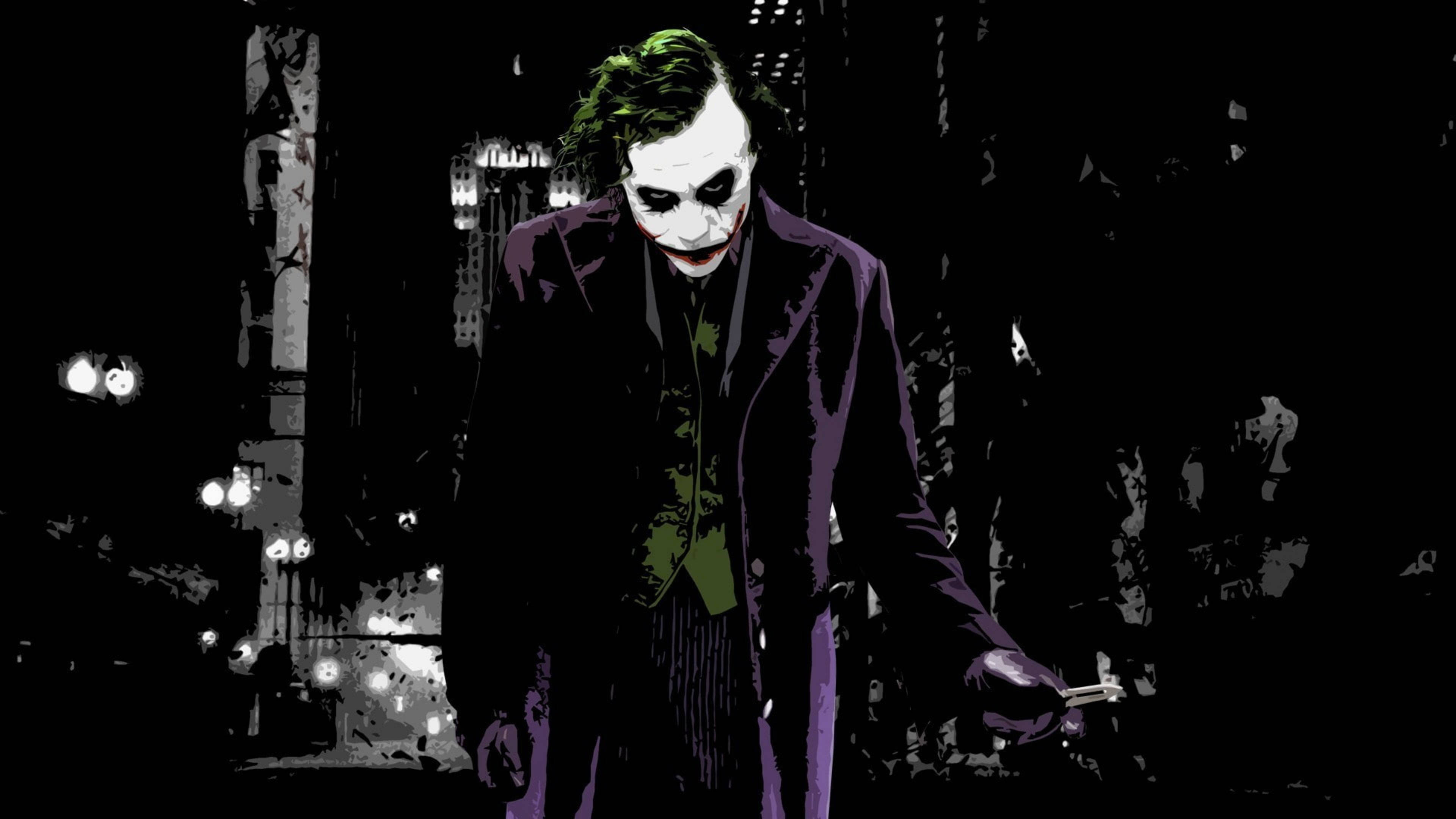 Joker Drawing 桌布 壁紙 — 小丑身穿紫色西裝，在發光的街燈下，威嚇地站在黑暗的城市景觀中。