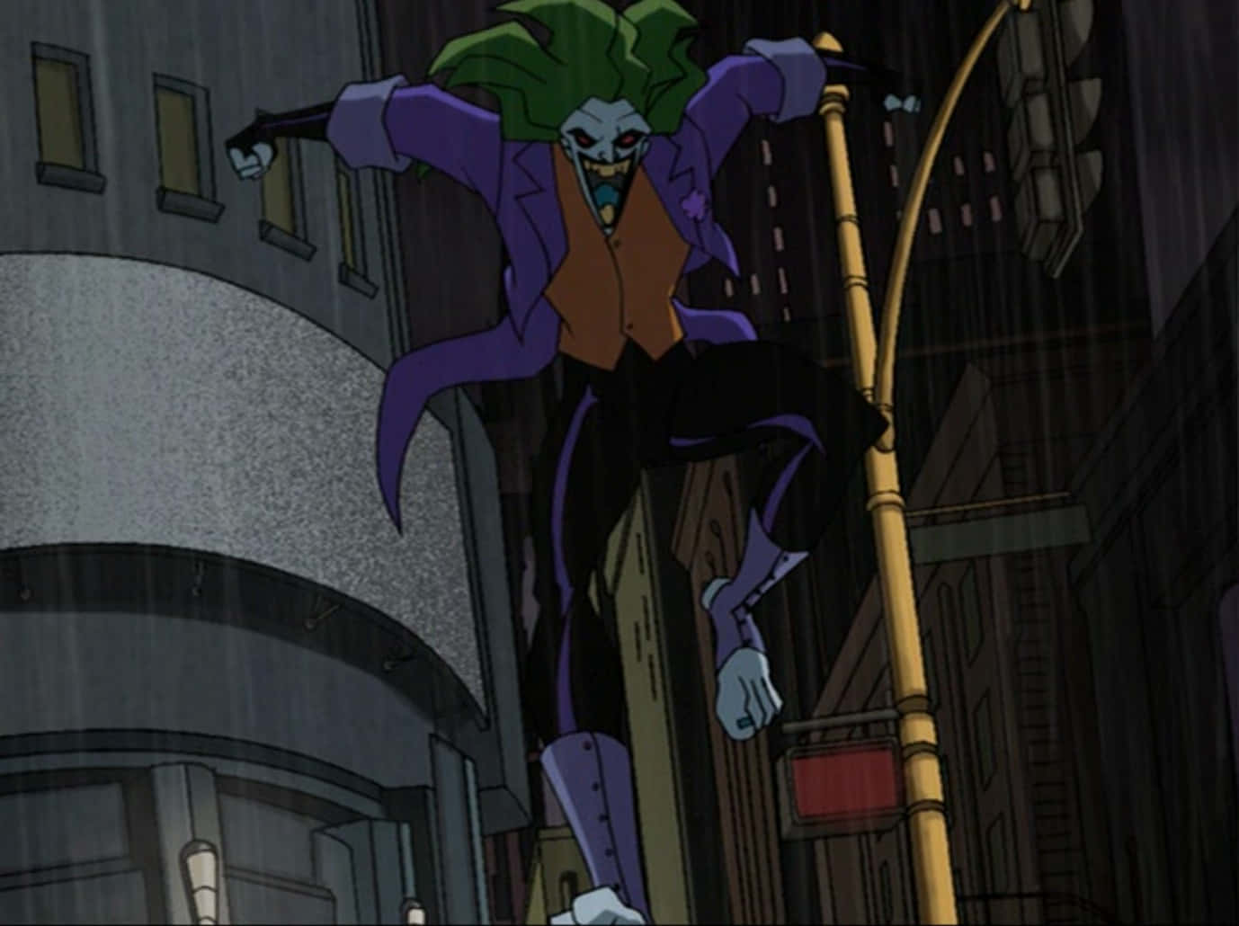 The Batman Vs Dracula 桌布 壁紙 — 小丑身穿紫色西裝，在雨中的高譚市小巷裡狂笑著盪來盪去。