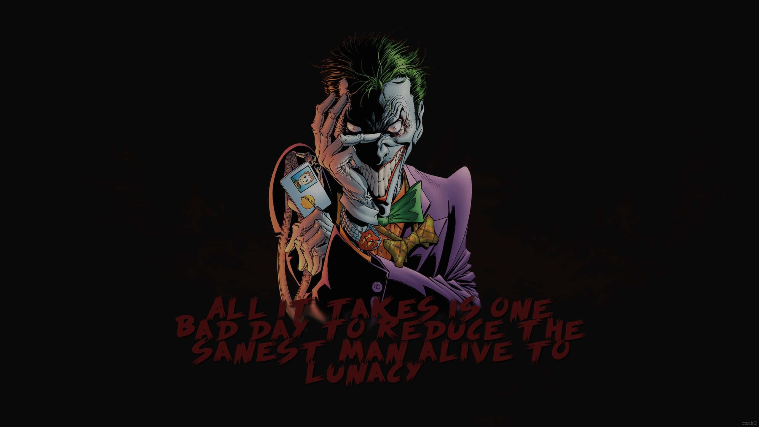 Dark Joker 桌布 壁紙 — 小丑身穿紫色西裝，在黑色背景前手持一張撲克牌，並附有紅色字體的語錄。