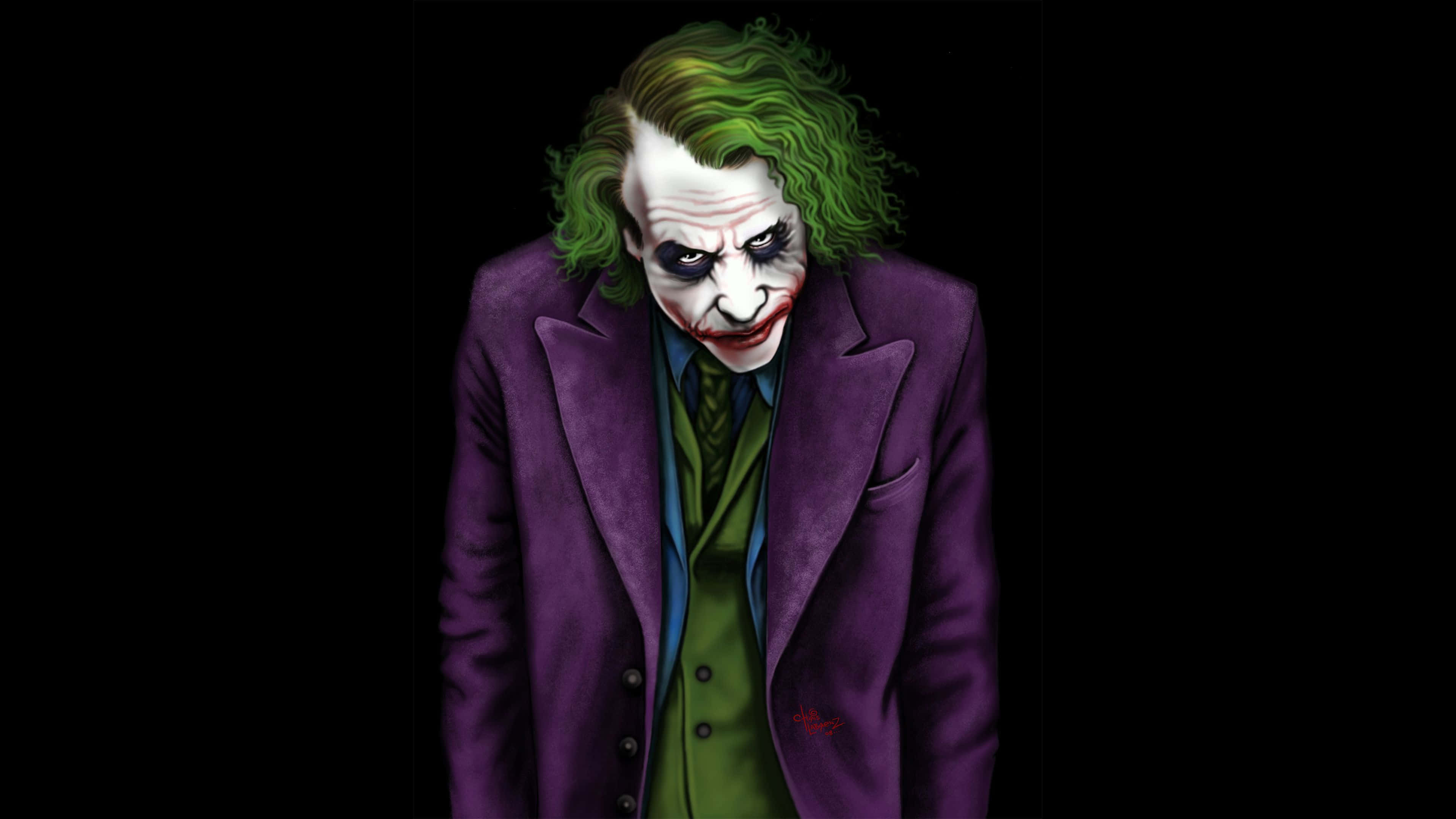 Joker Art 桌布 壁紙 — 小丑身穿紫色西裝，綠色頭髮，白色臉部化妝，在黑色背景前凝視著。