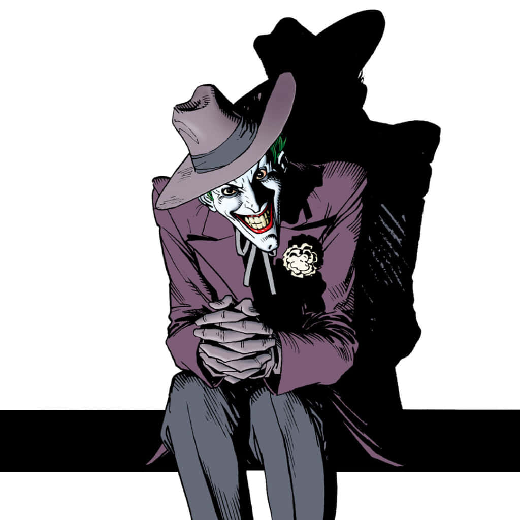 The Killing Joke 桌布 壁紙 — 小丑身穿紫色西裝和軟呢帽，蹲坐著，露出燦爛的笑容，綠色頭髮，背景是純白色。