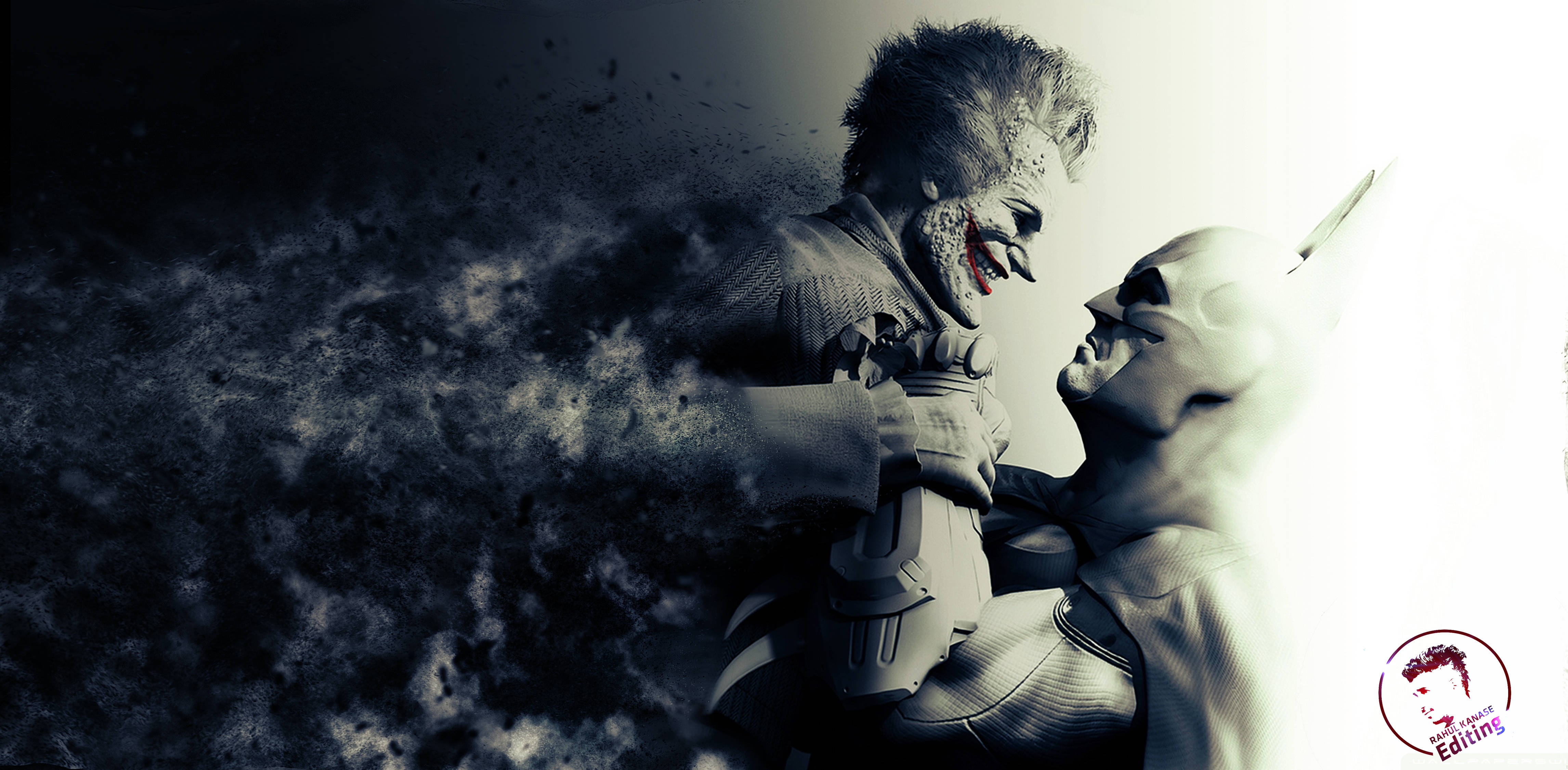 Batman Arkham City 桌布 壁紙 — 小丑露出威脅的笑容，將蝙蝠俠壓制在一場戲劇性、黑暗且粗獷的對峙中。