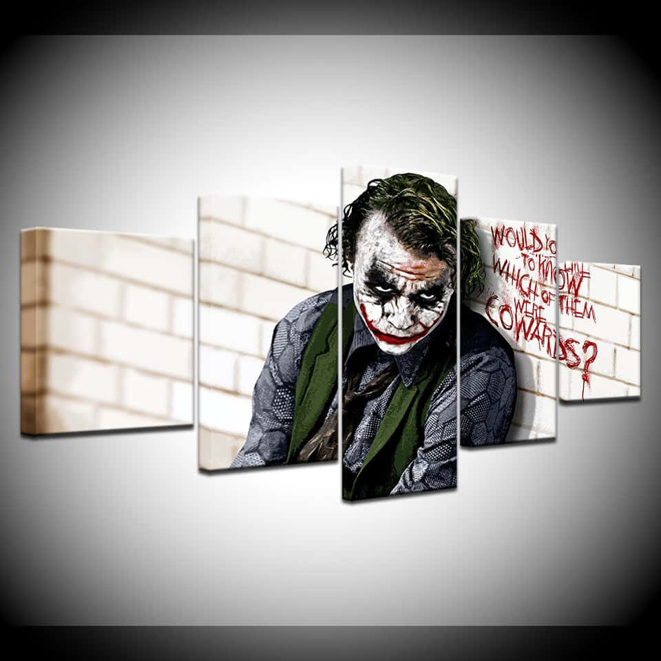 Joker Painting 桌布 壁紙 — 小丑靠在一幅白色磚牆上，旁邊有紅色塗鴉文字，這是一幅多面板帆布藝術作品。