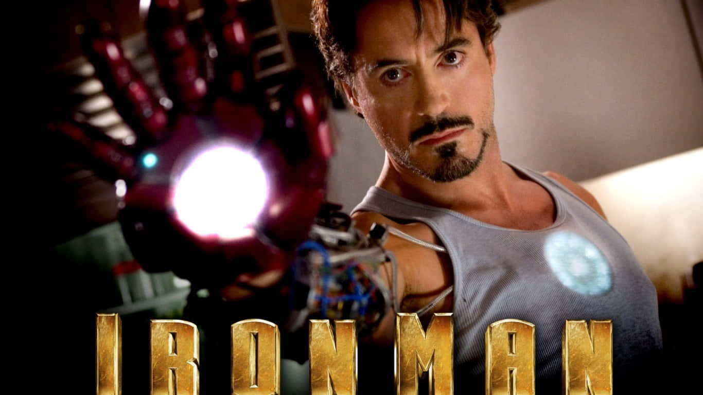 1366x768 Iron Man 桌布 壁紙 — 小勞勃·道尼飾演鋼鐵人，身穿標誌性紅金戰甲，發光斥力手和弧形反應爐胸口。