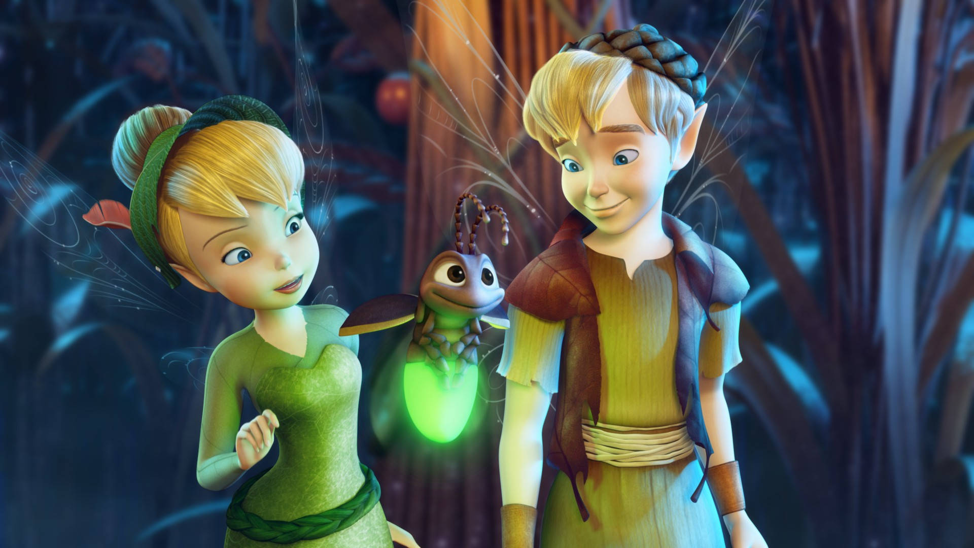 Tinker Bell 桌布 壁紙 — 小叮噹和一個小男孩一起站在神秘的森林中，伴隨著一隻發光的螢火蟲。