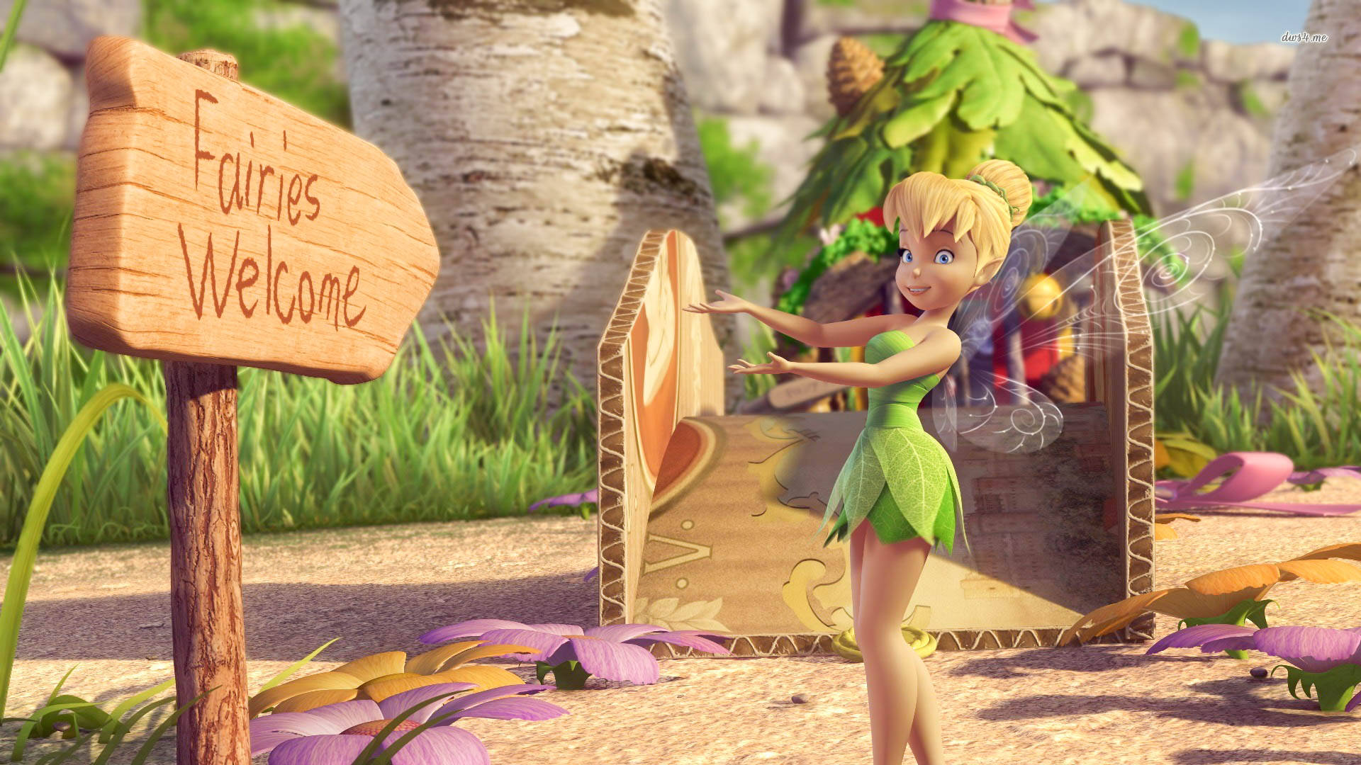 Tinker Bell 桌布 壁紙 — 小叮噹穿著綠色葉子裙，在樹屋附近一個寫著「Fairies Welcome」的木牌旁邊微笑歡迎。