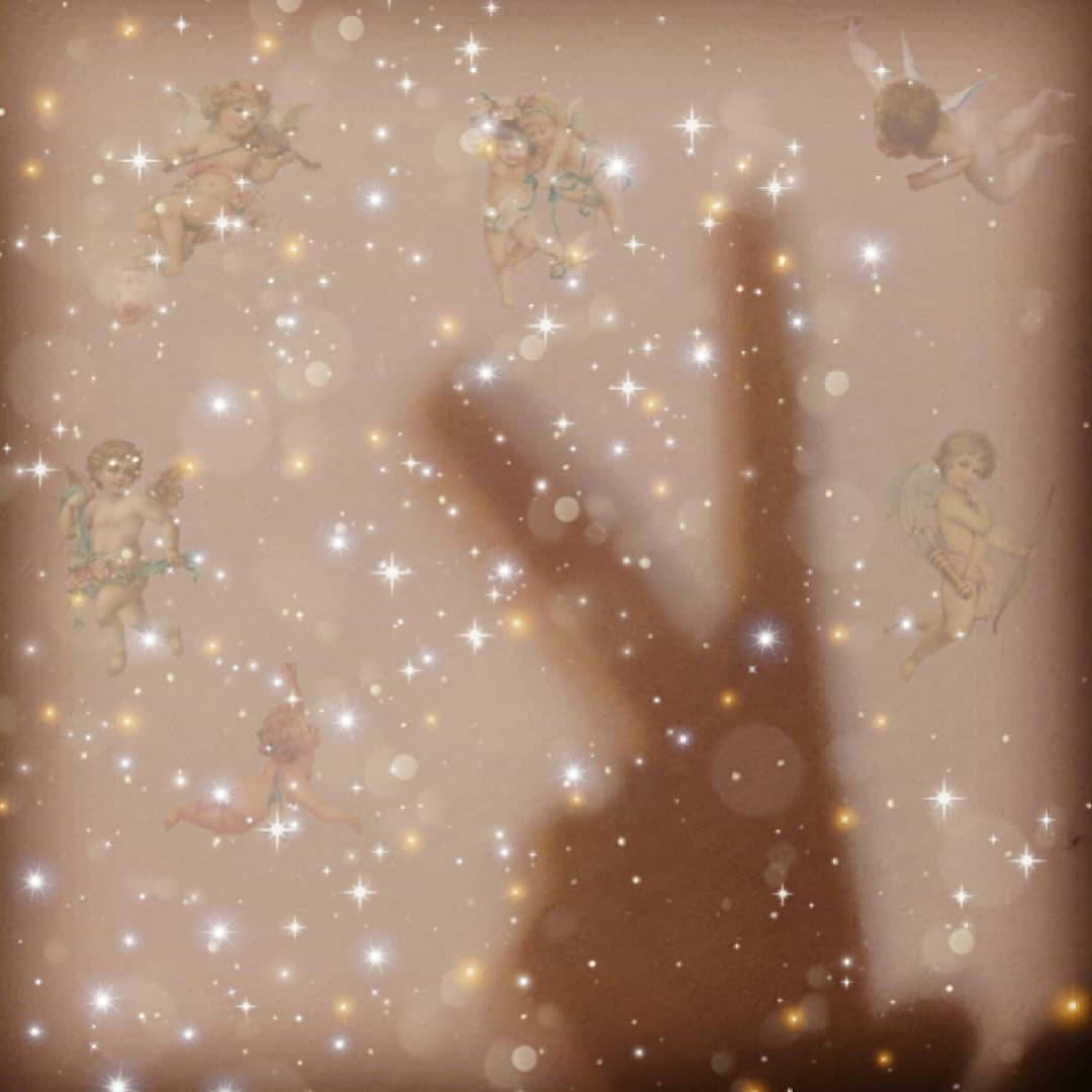 美學米色 桌布 壁紙 — 小天使在柔和米色背景上的閃爍星星間漂浮，前景有模糊的手部剪影。