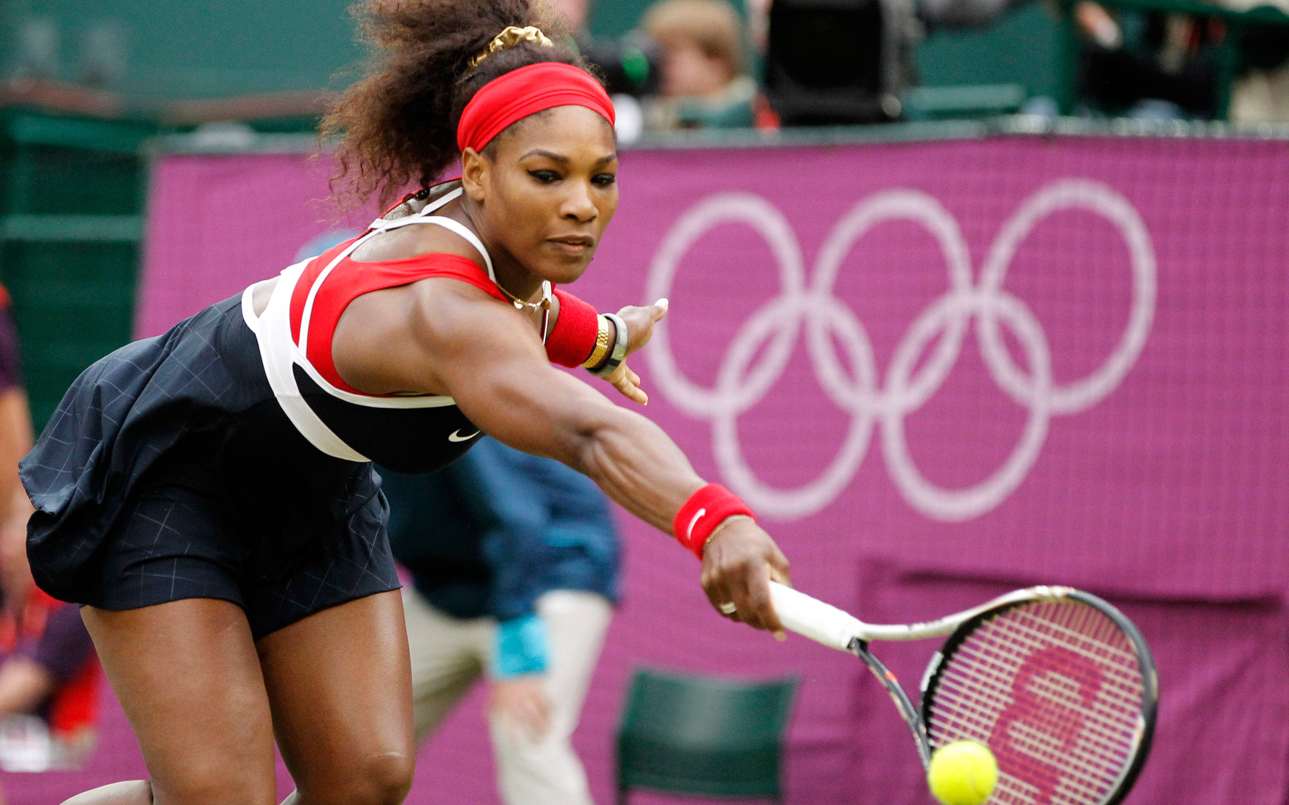 Serena 桌布 壁紙 — 小威廉絲在奧運比賽中專注地揮拍擊球。