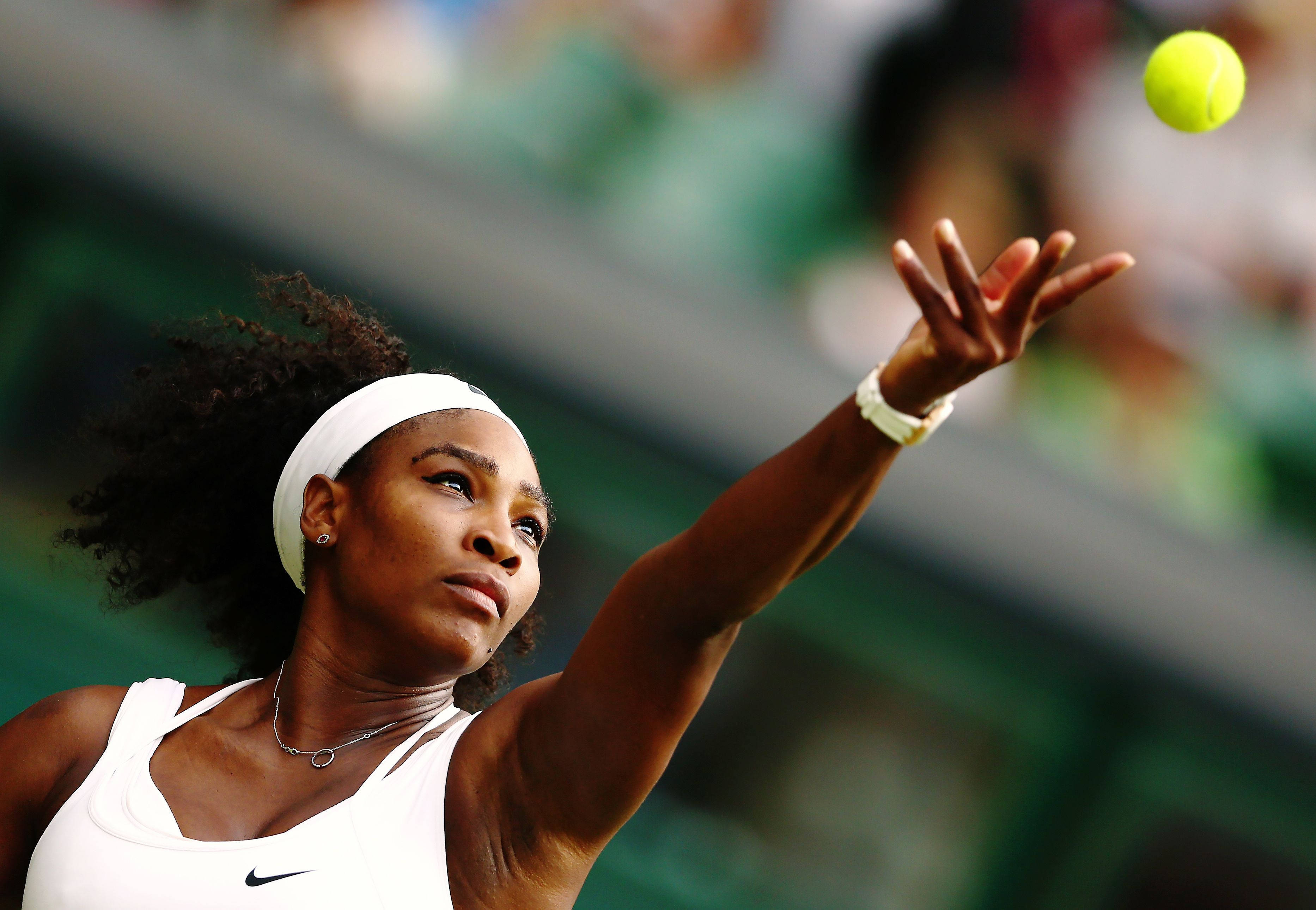 Serena 桌布 壁紙 — 小威廉絲在比賽中將網球高高拋起，準備發球。