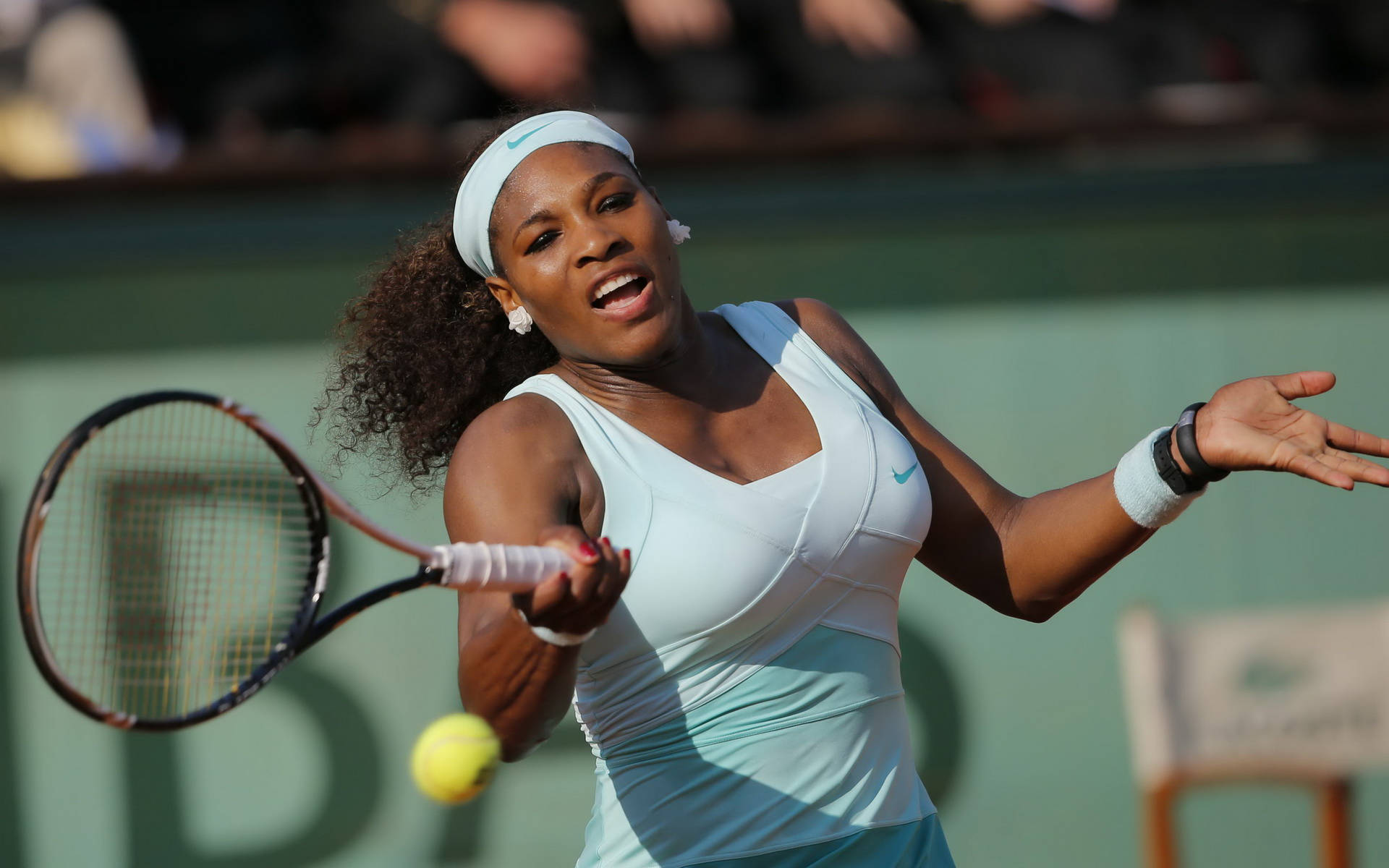 Serena 桌布 壁紙 — 小威廉絲在紅土球場上以強烈的專注力和運動員的優雅姿態，在明亮的日光下打出正手擊球。