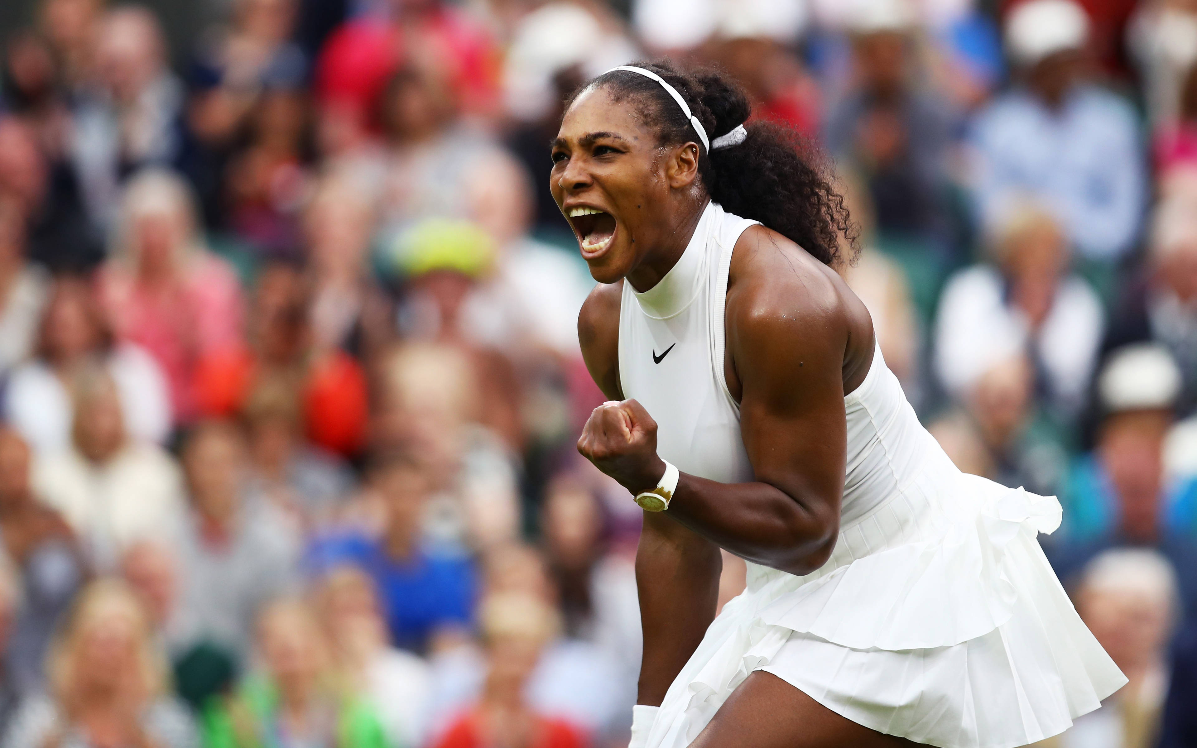 Serena 桌布 壁紙 — 小威廉絲身穿白色網球裙，身後人群模糊，發出勝利的吼叫。