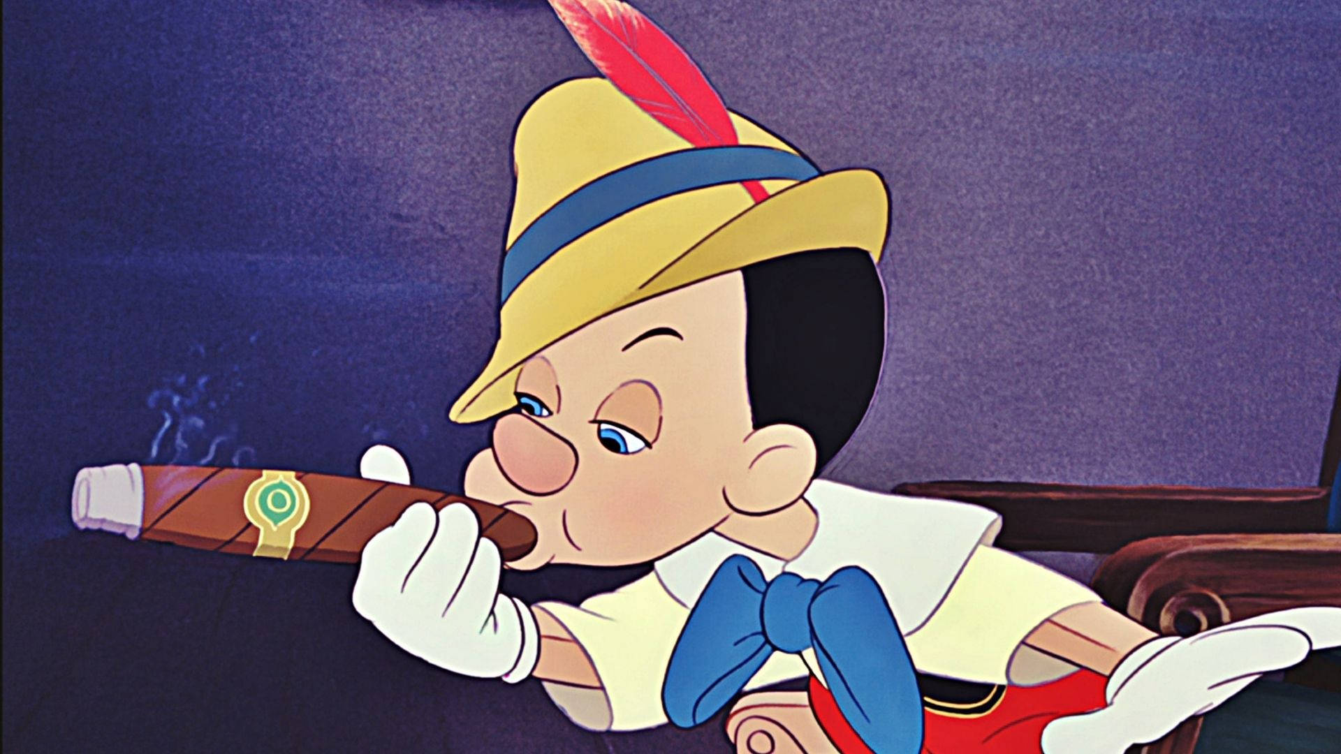 Pinocchio 桌布 壁紙 — 小木偶皮諾丘戴著紅色羽毛帽，在深紫色背景前抽雪茄。