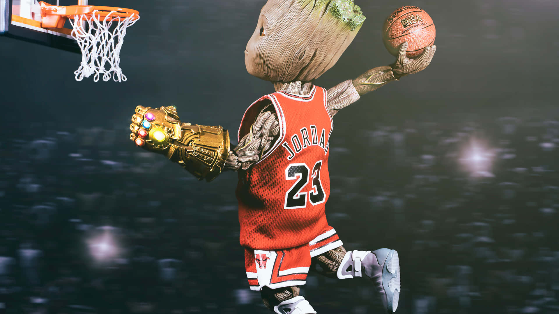 1080p Basketball 桌布 壁紙 — 小格魯特穿著紅色Jordan 23球衣，戴著無限手套跳起灌籃。