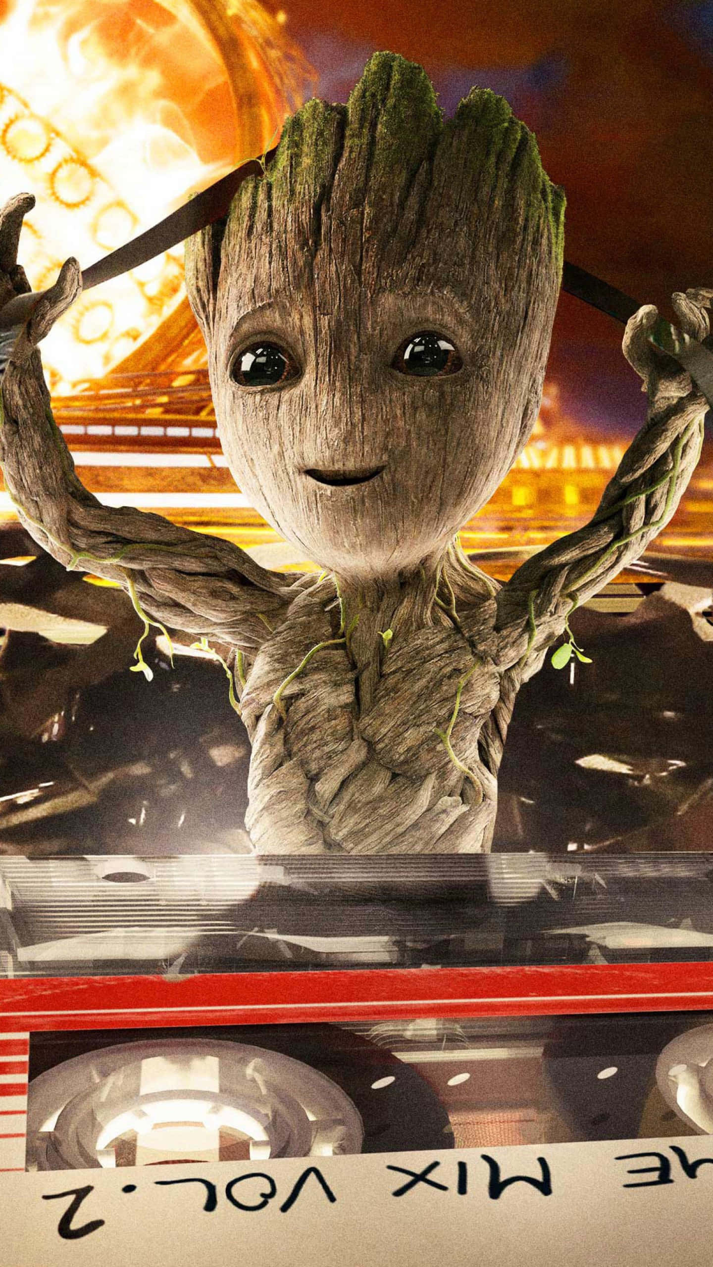 Guardians Of The Galaxy 2 桌布 壁紙 — 小樹人BB在熾熱的宇宙背景下，開心微笑著拿著一盒標有 'Mix Vol. 2' 的卡式錄音帶。