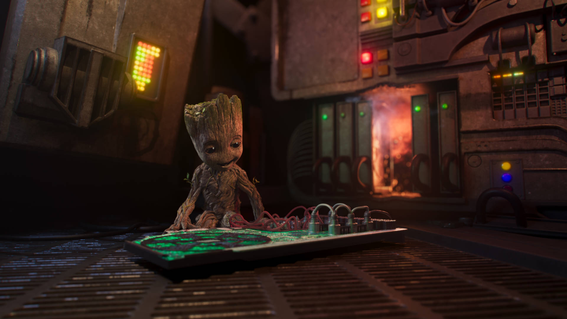 Baby Groot 桌布 壁紙 — 小樹人坐在昏暗太空船駕駛艙中發光的綠色控制面板上，背景是火焰。