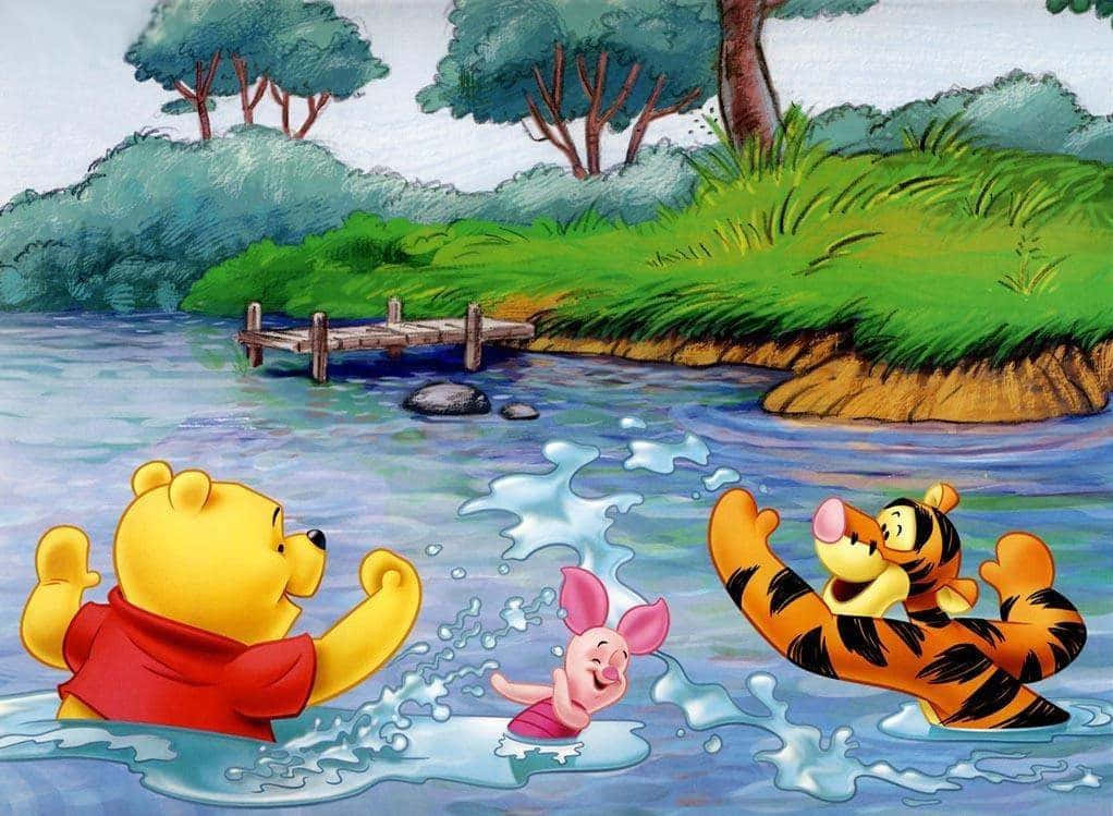 winnie the pooh 桌布 壁紙 — 小熊維尼、小豬和跳跳虎在河流中快樂地潑水，周圍是綠色的山丘和樹木。