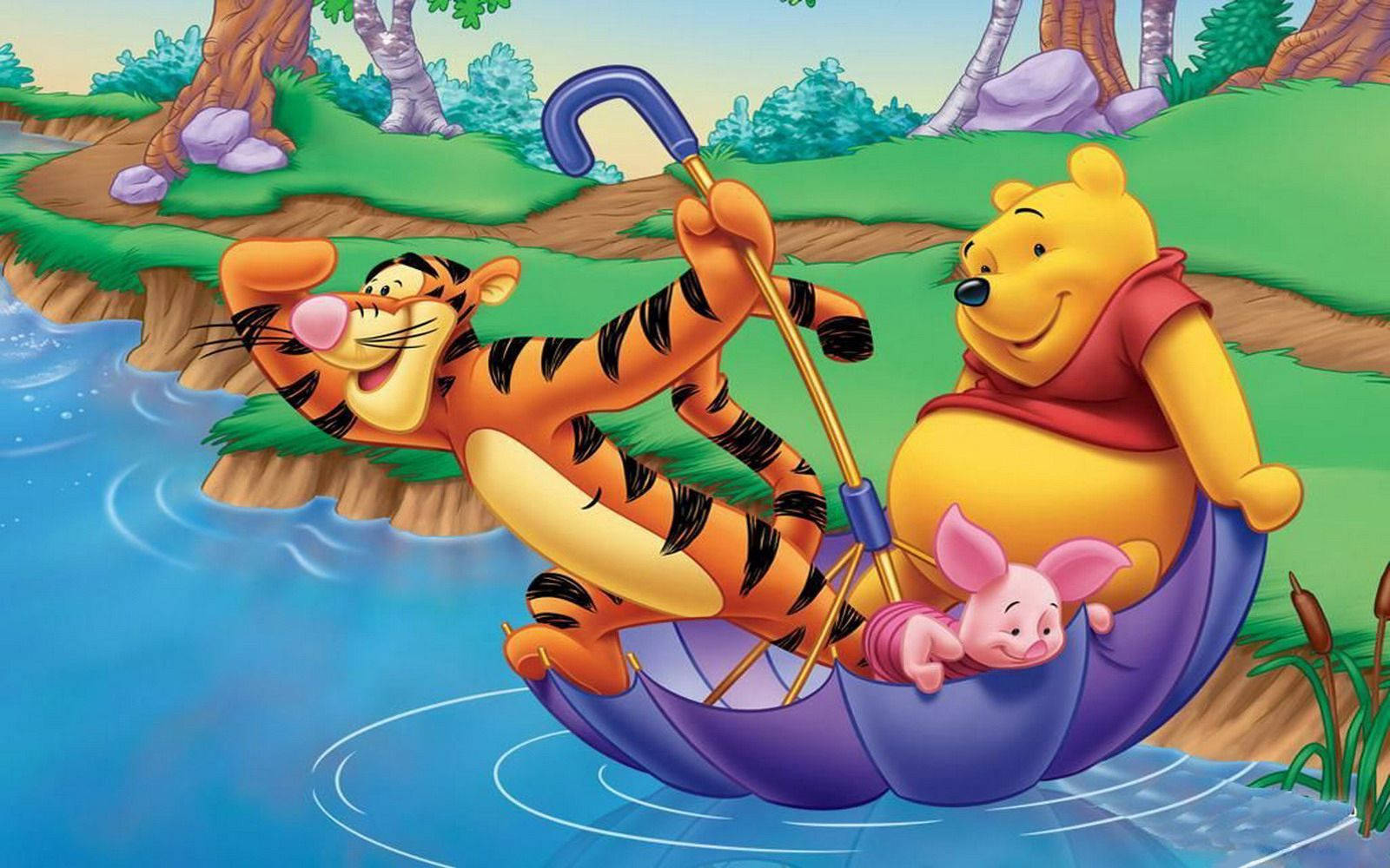 winnie the pooh 桌布 壁紙 — 小熊維尼、小豬和跳跳虎在紫色傘船中快樂地順流而下，周圍是綠色的河岸和樹木。