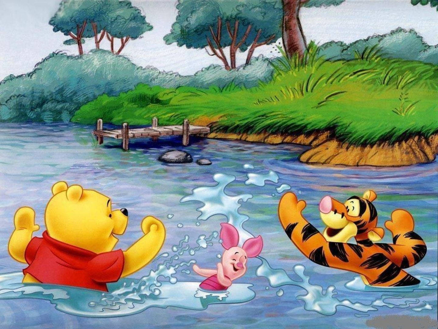 Tigger 桌布 壁紙 — 小熊維尼、小豬和跳跳虎在綠樹環繞和木碼頭的河邊快樂地潑水。