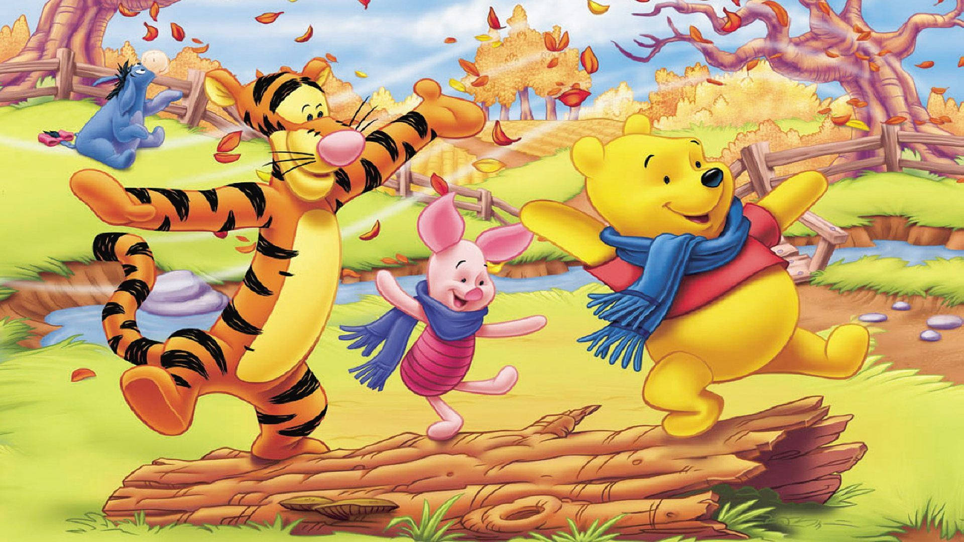 Disney Winnie The Pooh 桌布 壁紙 — 小熊維尼、小豬和跳跳虎在陽光明媚的森林空地中歡快地跳過一根木頭，秋天的樹葉在他們周圍旋轉。