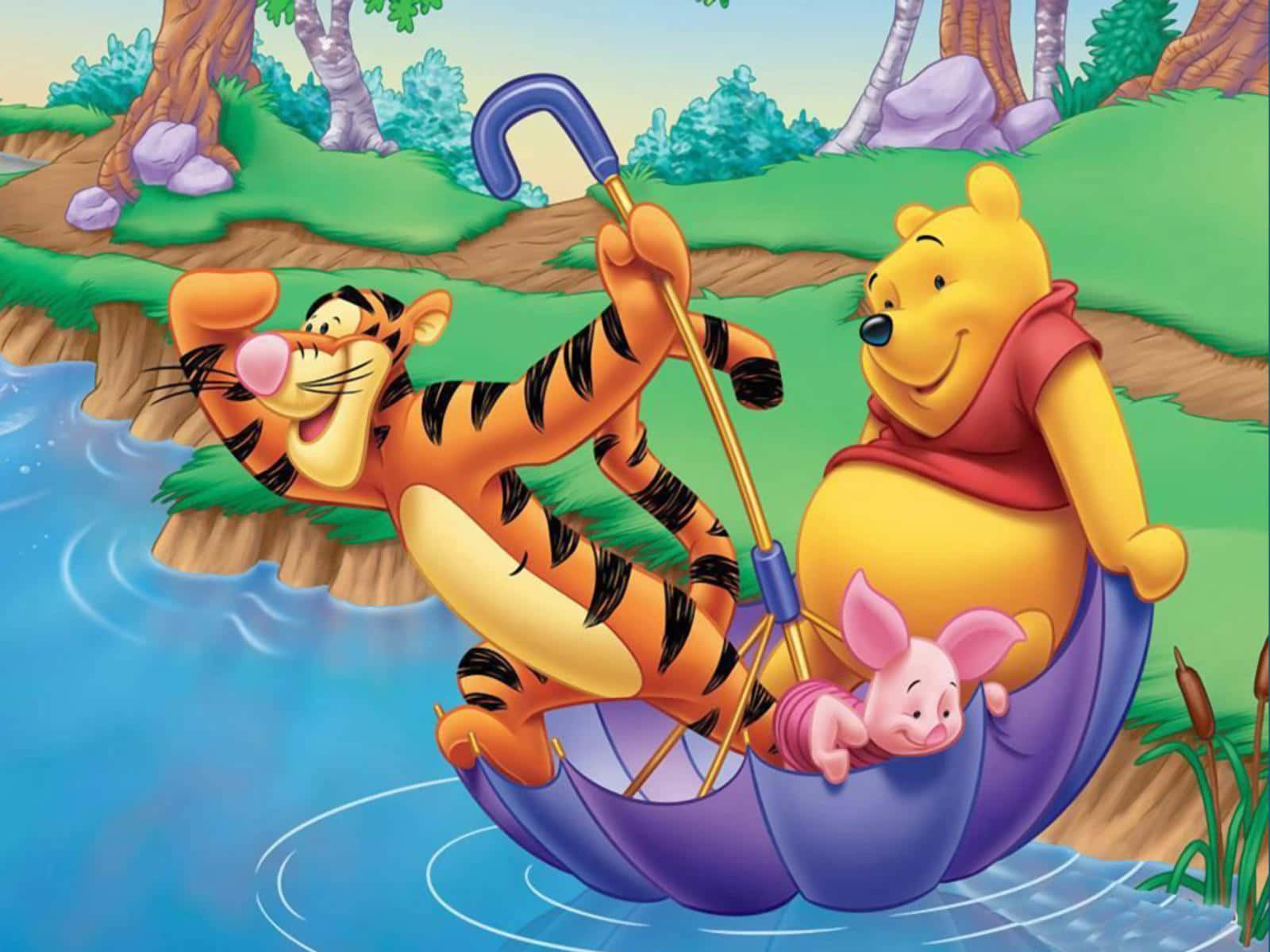 winnie the pooh 桌布 壁紙 — 小熊維尼、小豬和跳跳虎快樂地漂浮在紫色傘船上，沿著陽光明媚的藍色河流，兩岸綠樹成蔭。