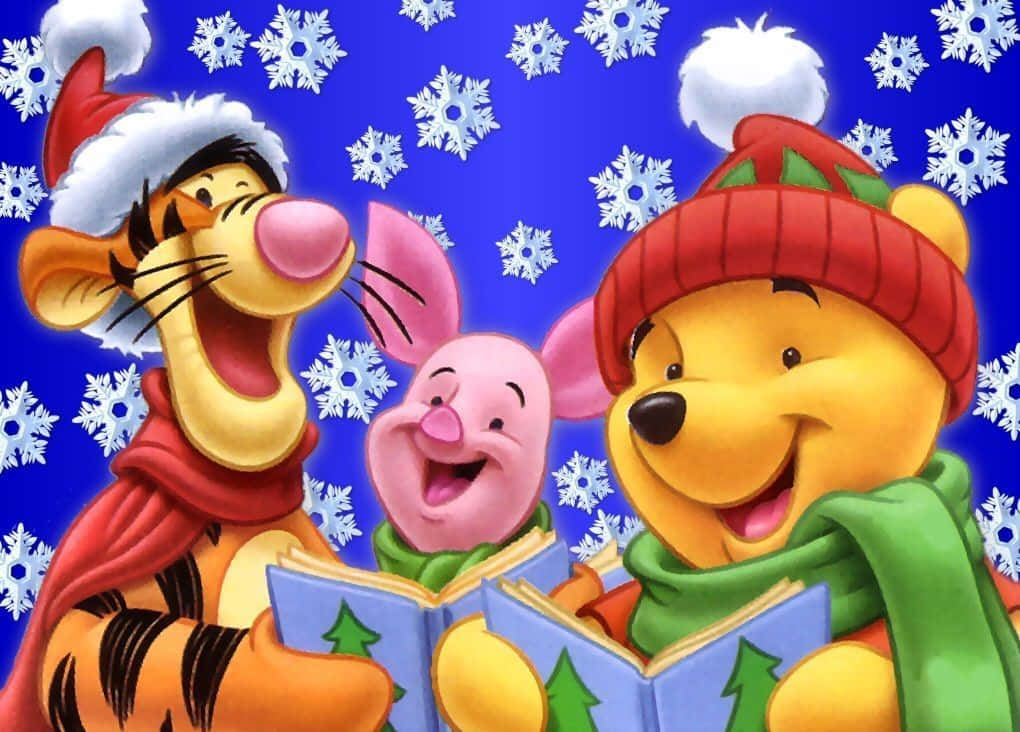 winnie the pooh 桌布 壁紙 — 小熊維尼、小豬和跳跳虎穿著冬季服裝，在雪藍色背景前歡快地唱頌歌。