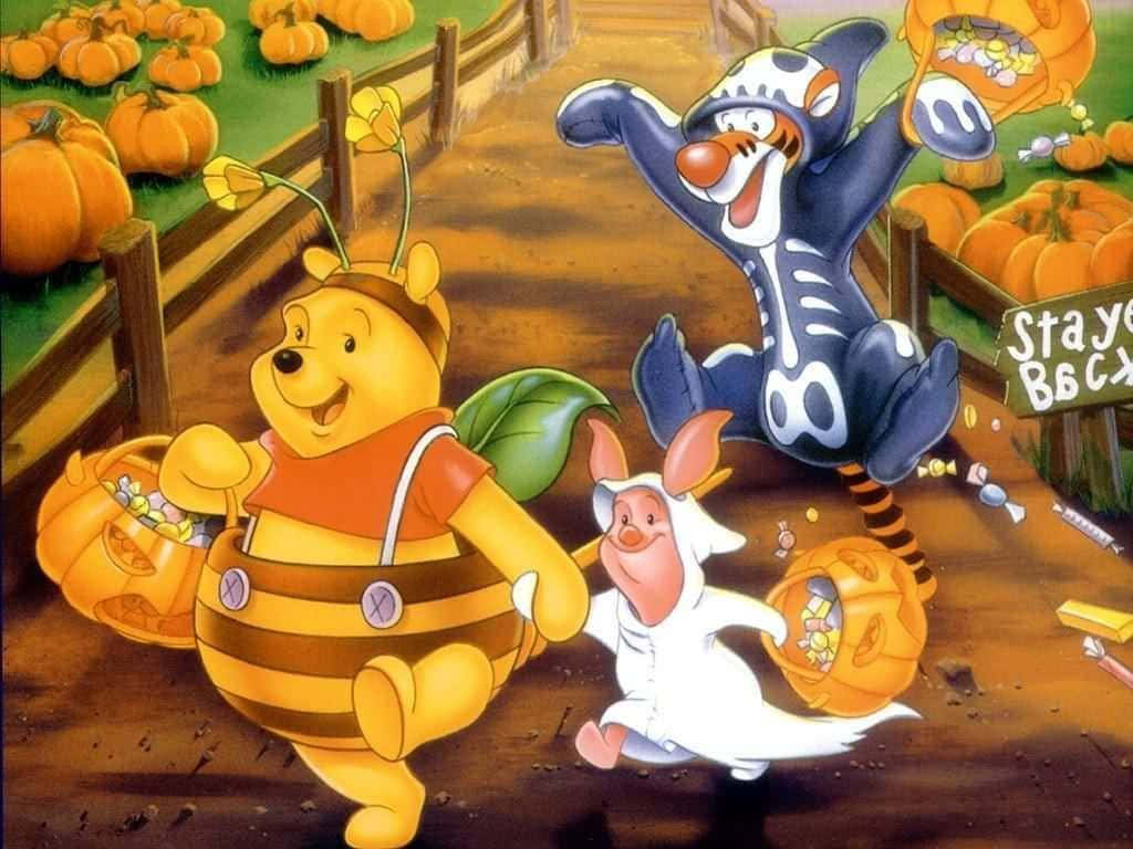 Winnie The Pooh Halloween 桌布 壁紙 — 小熊維尼、小豬和跳跳虎穿著萬聖節服裝，在南瓜田裡歡樂地玩「不給糖就搗蛋」。