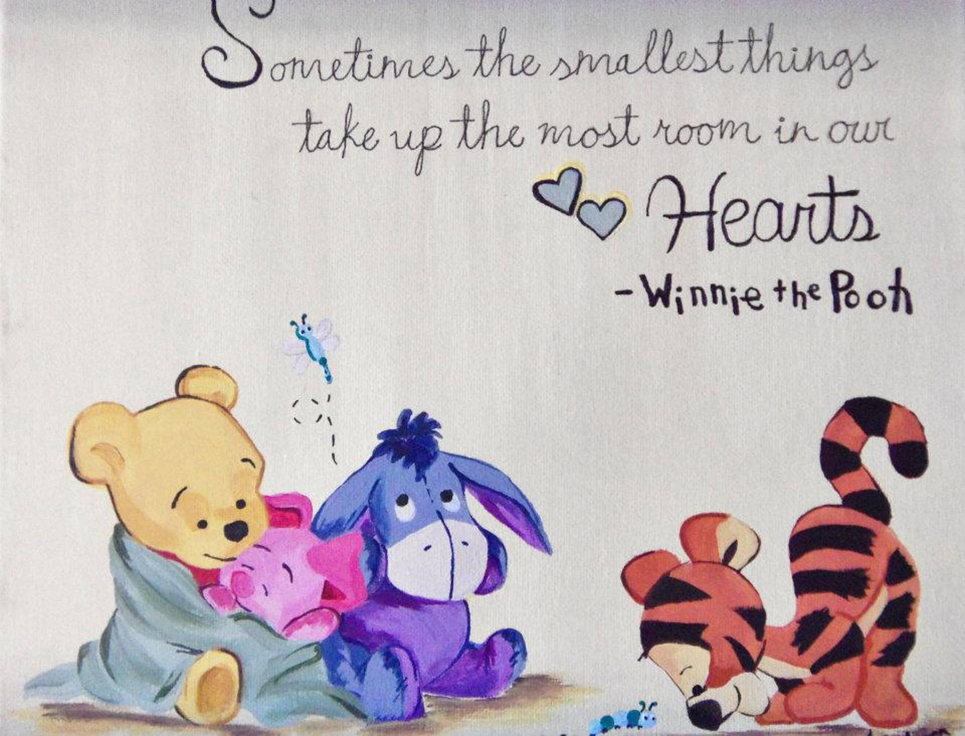 Winnie The Pooh Quotes 桌布 壁紙 — 小熊維尼、屹耳和跳跳虎一起坐在一句關於心靈和小事物蘊含大意義的名言下。