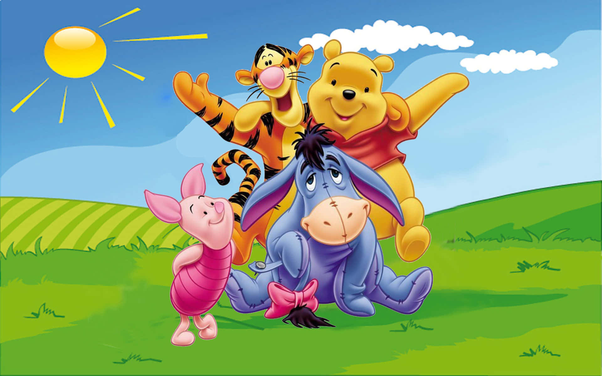 Winnie The Pooh Desktop 桌布 壁紙 — 小熊維尼、跳跳虎、小豬和屹耳在陽光明媚的綠色山丘上快樂地聚集，頭頂是明亮的藍天和蓬鬆的白雲。