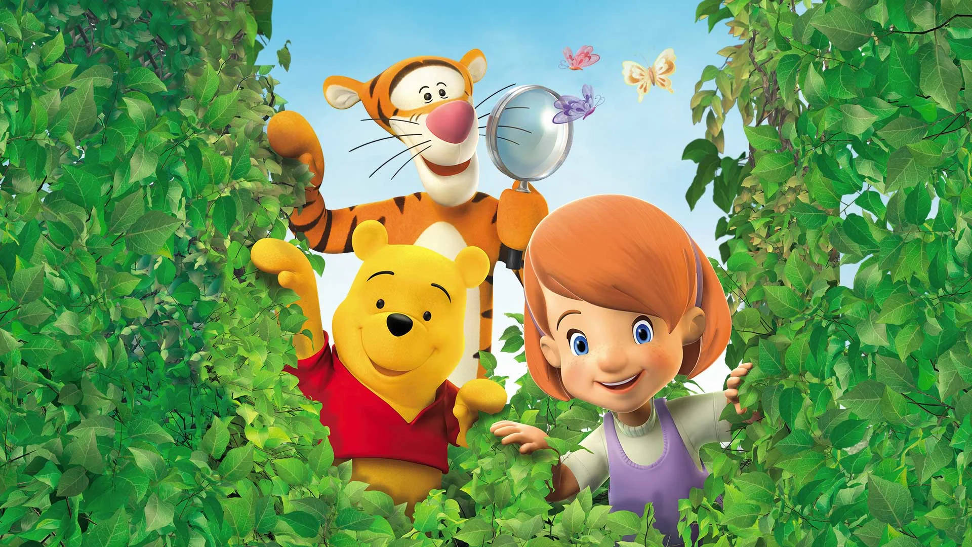 Tigger 桌布 壁紙 — 小熊維尼、跳跳虎和一個女孩在藍天白雲下，透過茂密的綠色灌木叢窺視，蝴蝶翩翩飛舞。