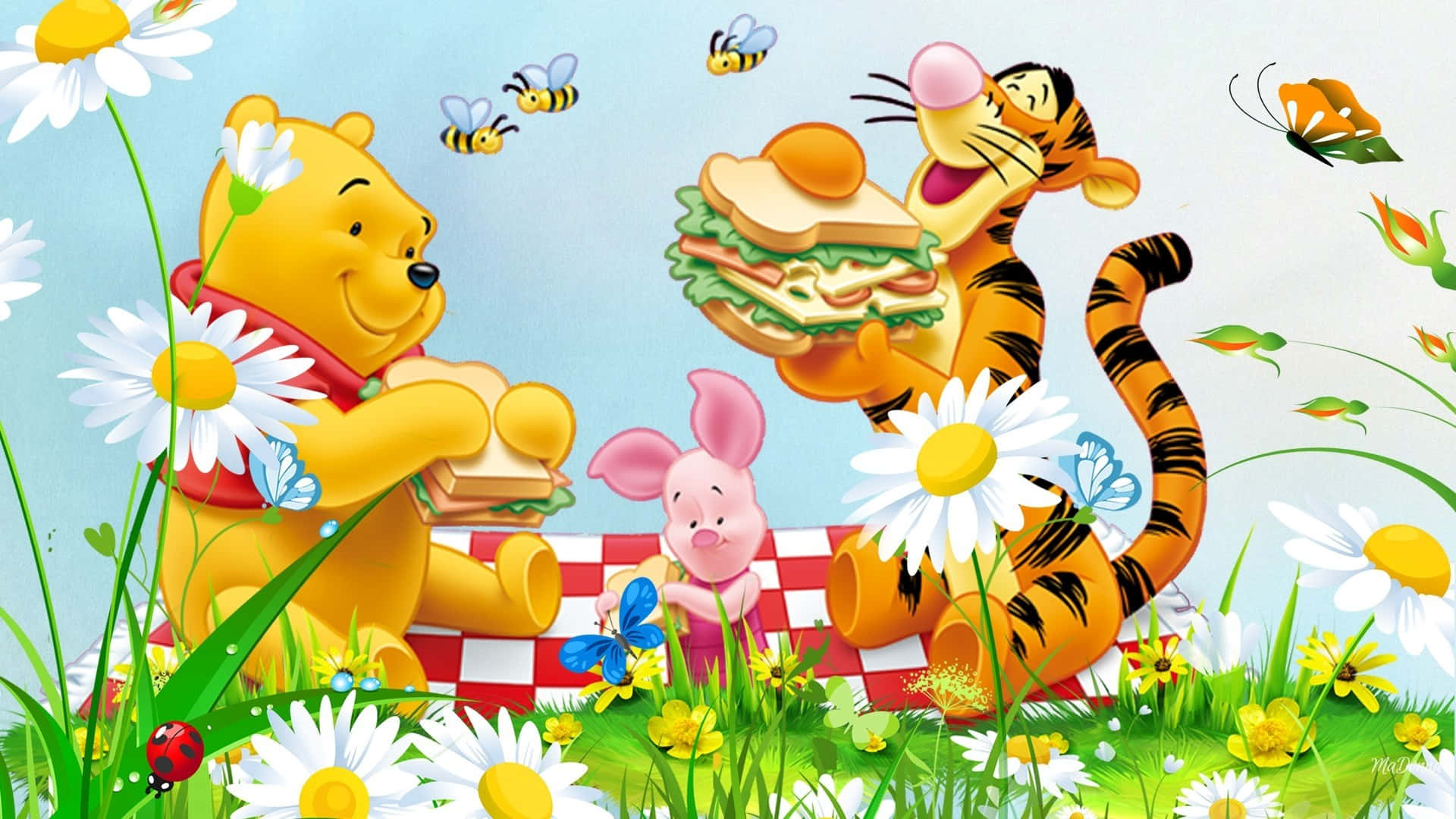 Winnie The Pooh Desktop 桌布 壁紙 — 小熊維尼、跳跳虎和小豬在充滿活力的草地上享受陽光明媚的野餐，有三明治和雛菊。