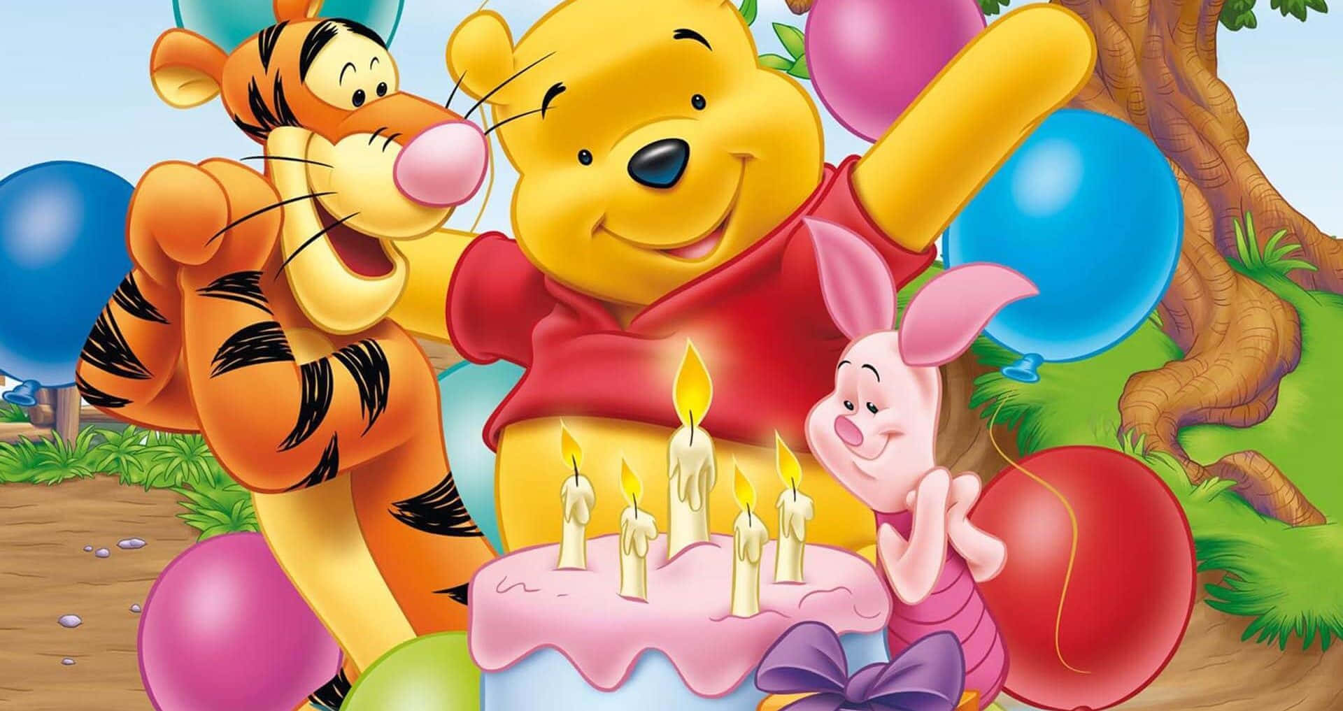 winnie the pooh 桌布 壁紙 — 小熊維尼、跳跳虎和小豬在樹下用蛋糕和氣球慶祝生日。