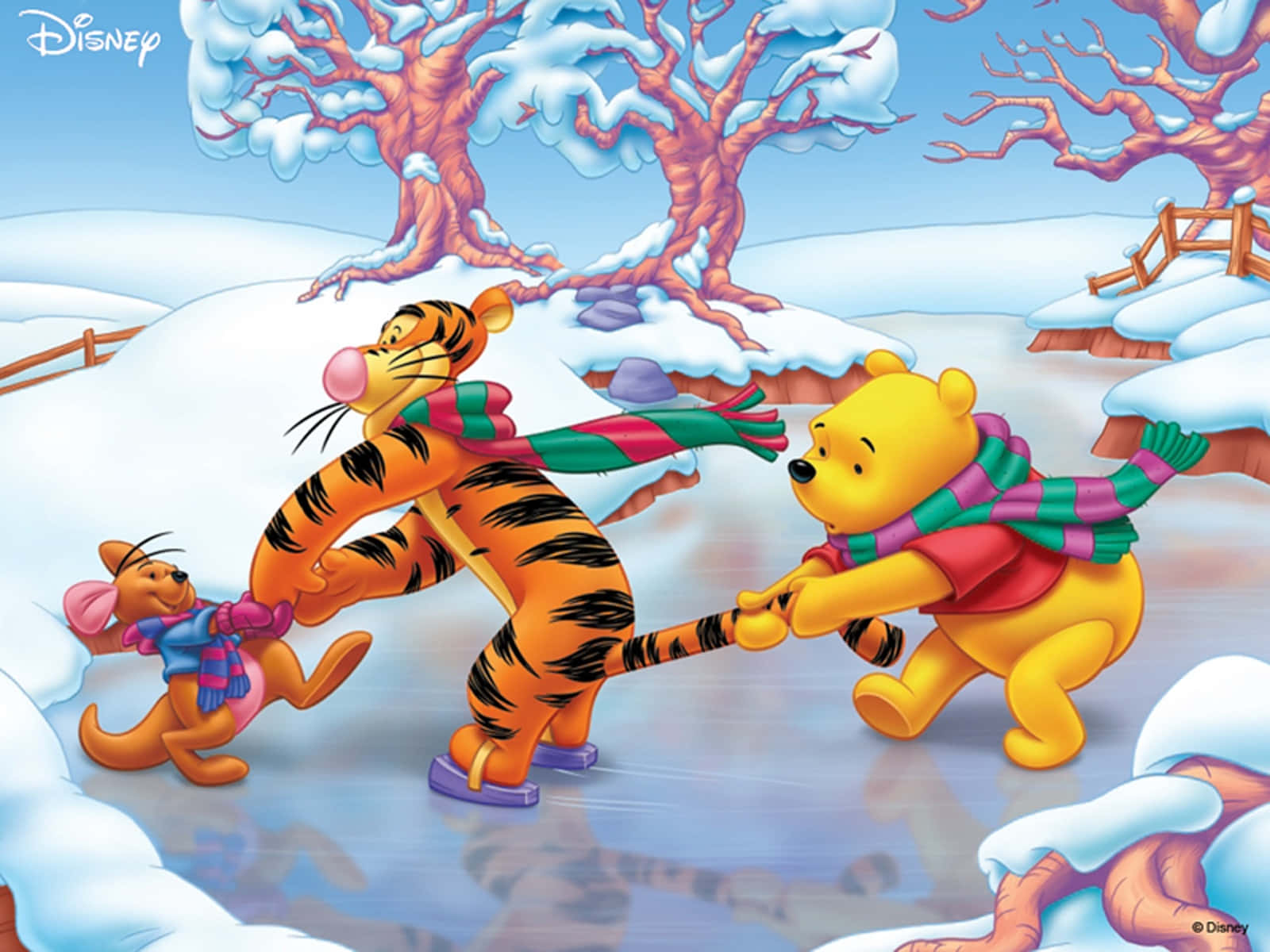 Winnie The Pooh Desktop 桌布 壁紙 — 小熊維尼、跳跳虎和小豬在白雪覆蓋的冬季森林中一起溜冰，背景有積雪的樹木和一座木橋。