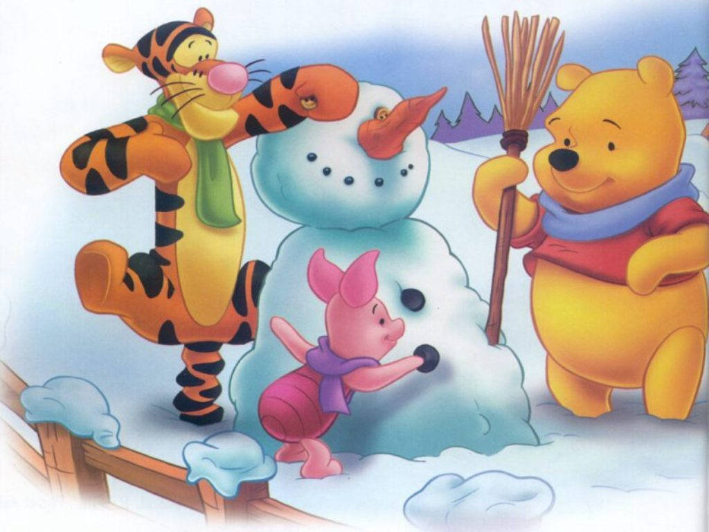 winnie the pooh 桌布 壁紙 — 小熊維尼、跳跳虎和小豬在雪白的冬日風景中一起堆雪人。
