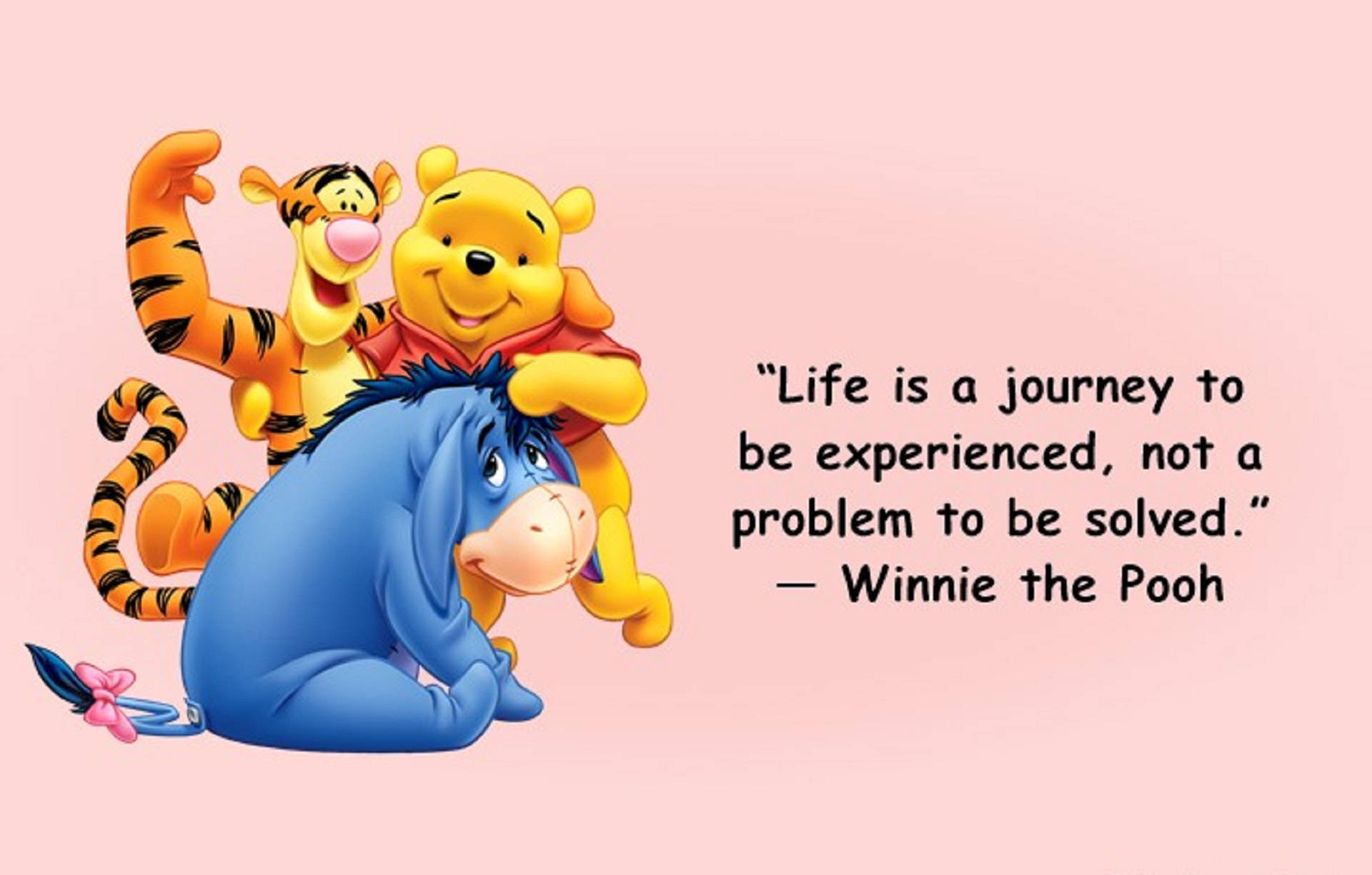 Winnie The Pooh Quotes 桌布 壁紙 — 小熊維尼、跳跳虎和屹耳在柔和的粉紅色背景上，在勵志名言旁開心地微笑。