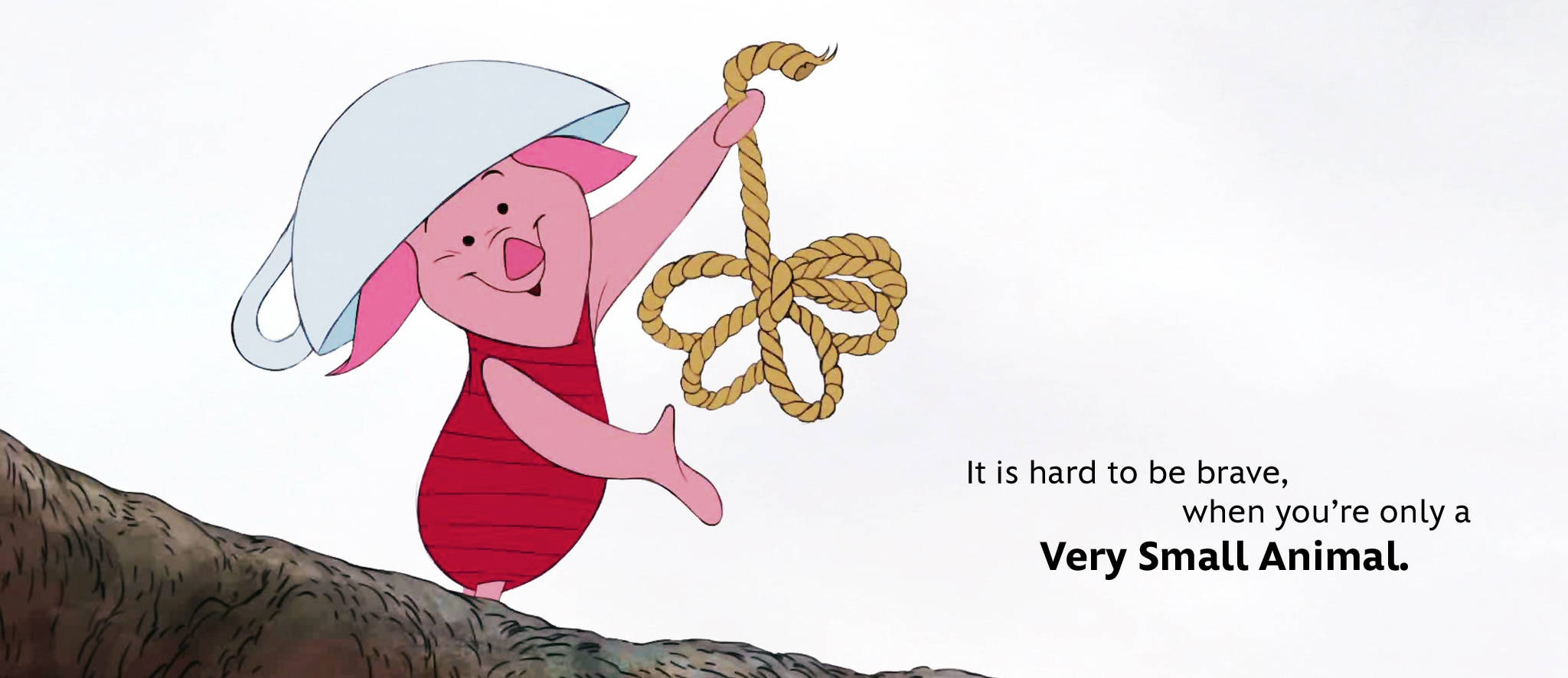 Piglet 桌布 壁紙 — 小熊維尼中的小豬站在岩石突出處，手持繩結蝴蝶結，表情愉快，背景是樸素的天空。