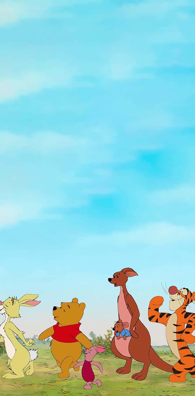 Winnie The Pooh Aesthetic 桌布 壁紙 — 小熊維尼中的經典卡通角色一起站在晴朗的藍天下明亮的草地上。