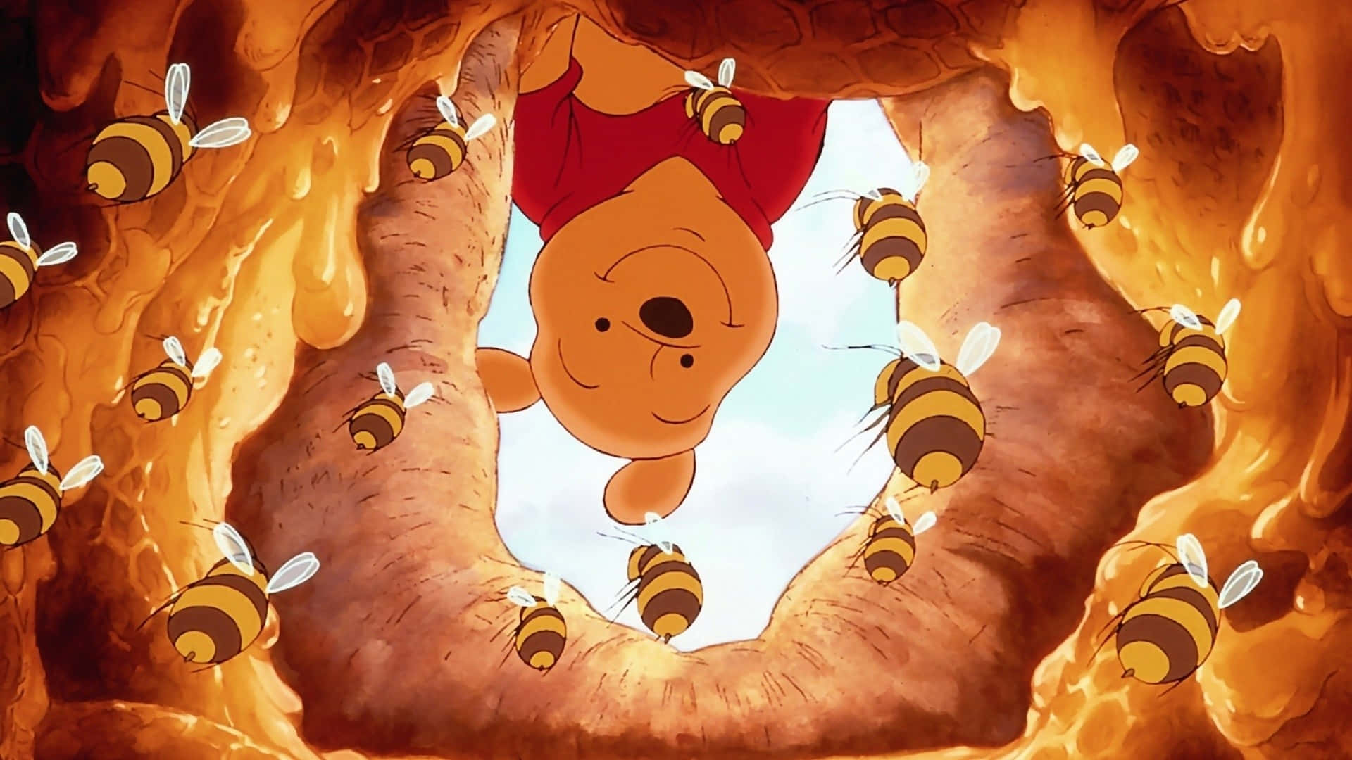 Winnie The Pooh Desktop 桌布 壁紙 — 小熊維尼倒掛在蜂巢中，周圍有嗡嗡作響的蜜蜂，蜂蜜滴落。
