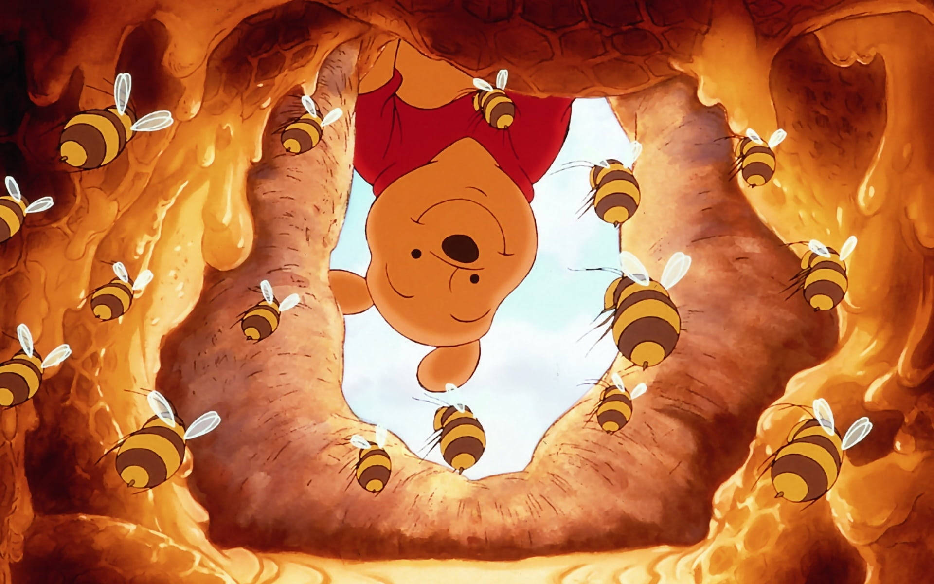 winnie the pooh 桌布 壁紙 — 小熊維尼倒掛在蜂巢洞穴中，周圍有嗡嗡作響的蜜蜂。