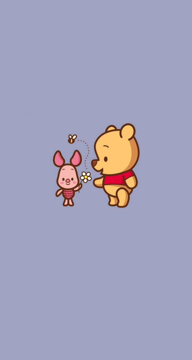 winnie the pooh 桌布 壁紙 — 小熊維尼和小豬分享甜蜜時刻，一隻蜜蜂在花朵附近嗡嗡作響，背景是柔和的薰衣草色。