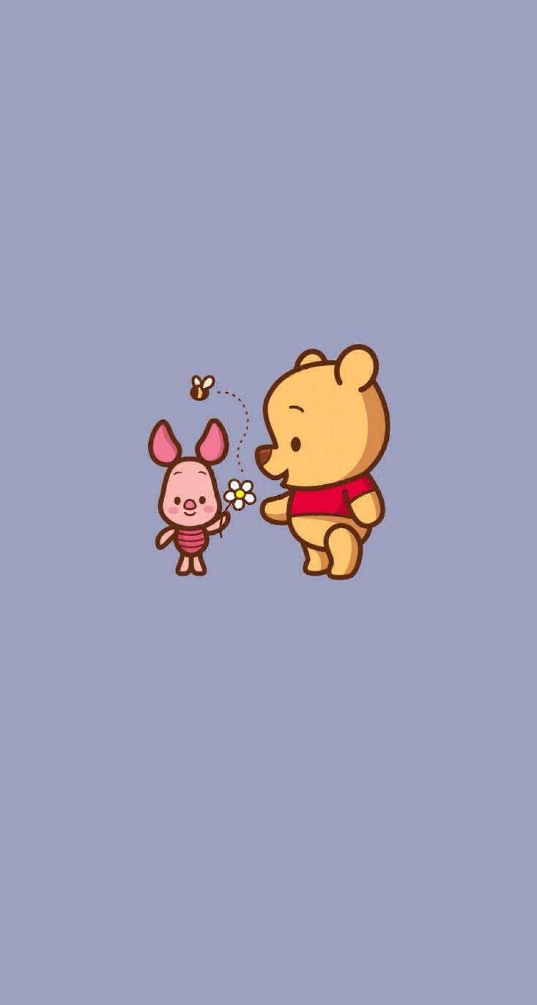 可愛 iPhone 桌布 桌布 壁紙 — 小熊維尼和小豬分享甜蜜時刻，一隻蜜蜂在柔和的薰衣草背景上靠近花朵嗡嗡作響。