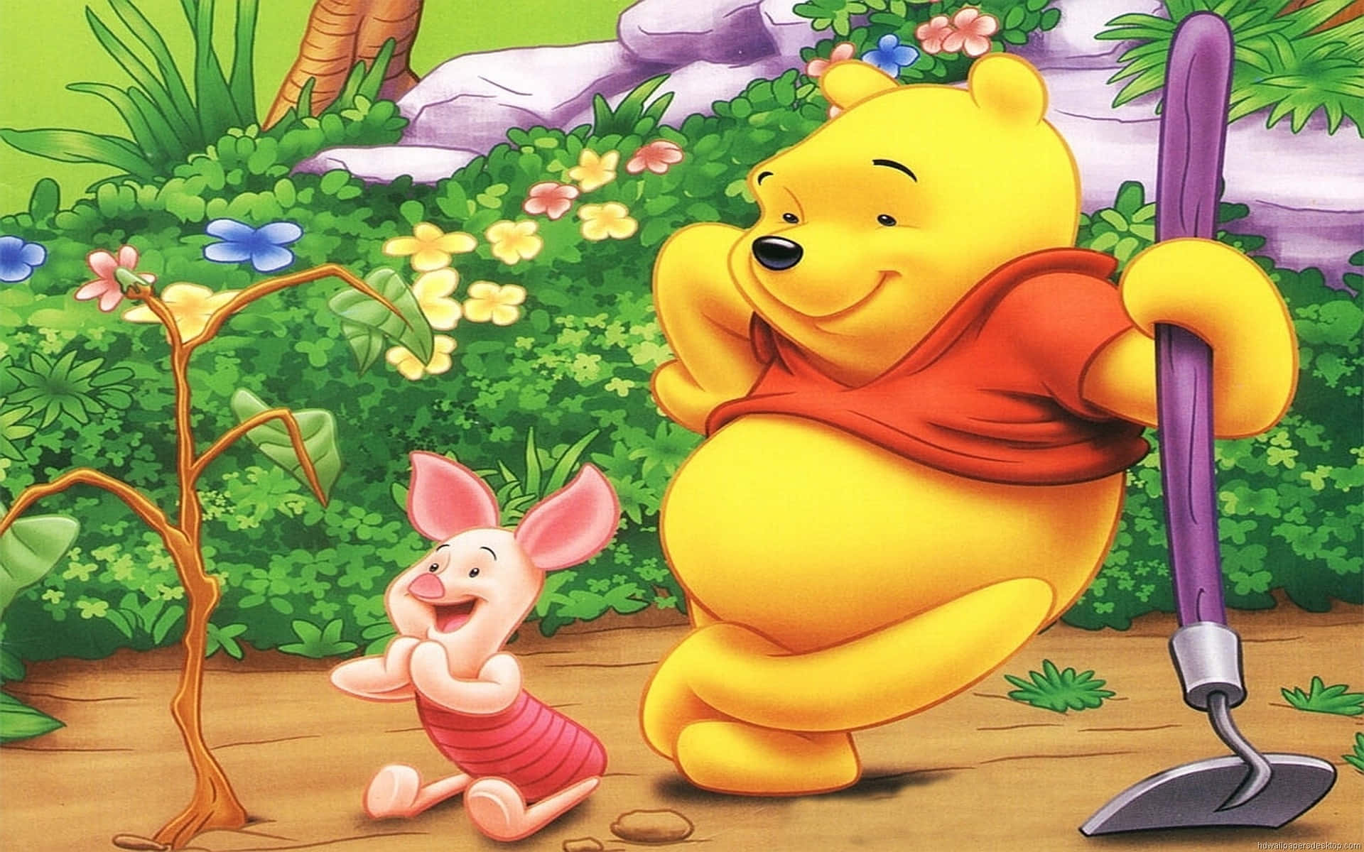 Winnie The Pooh Desktop 桌布 壁紙 — 小熊維尼和小豬在充滿活力的花園裡，有花朵和小樹，開心地微笑。