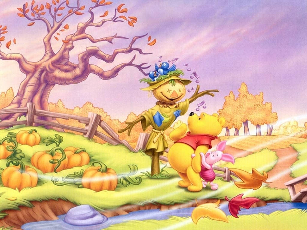 迪士尼 桌布 壁紙 — 小熊維尼和小豬在柔和的紫色天空下，在充滿活力的秋季南瓜田裡與開心的稻草人快樂地跳舞。