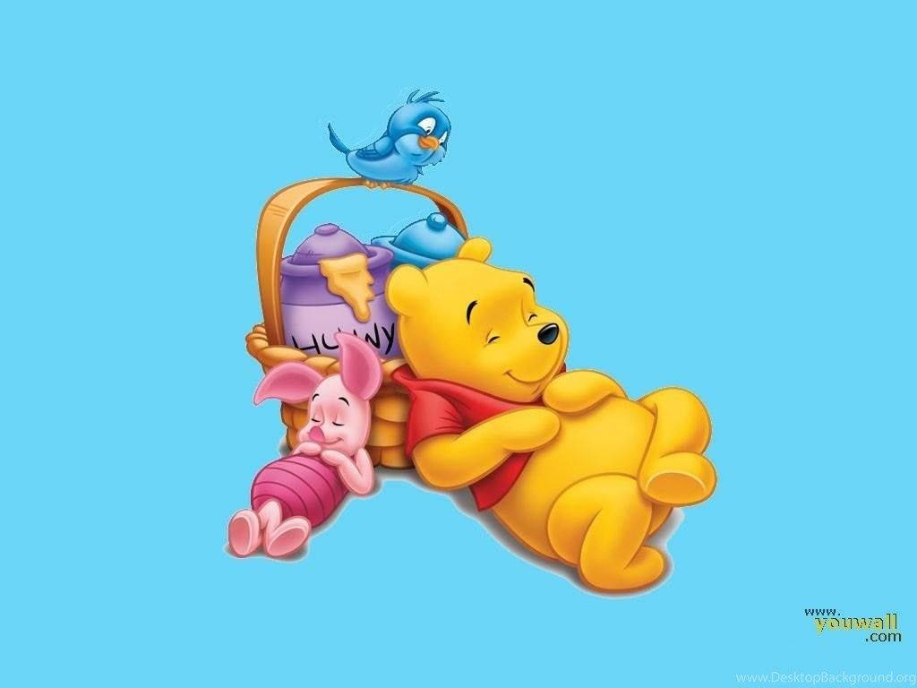 winnie the pooh 桌布 壁紙 — 小熊維尼和小豬在蜂蜜罐籃子裡安詳地睡覺，一隻藍色小鳥棲息在上面，背景是純藍色。