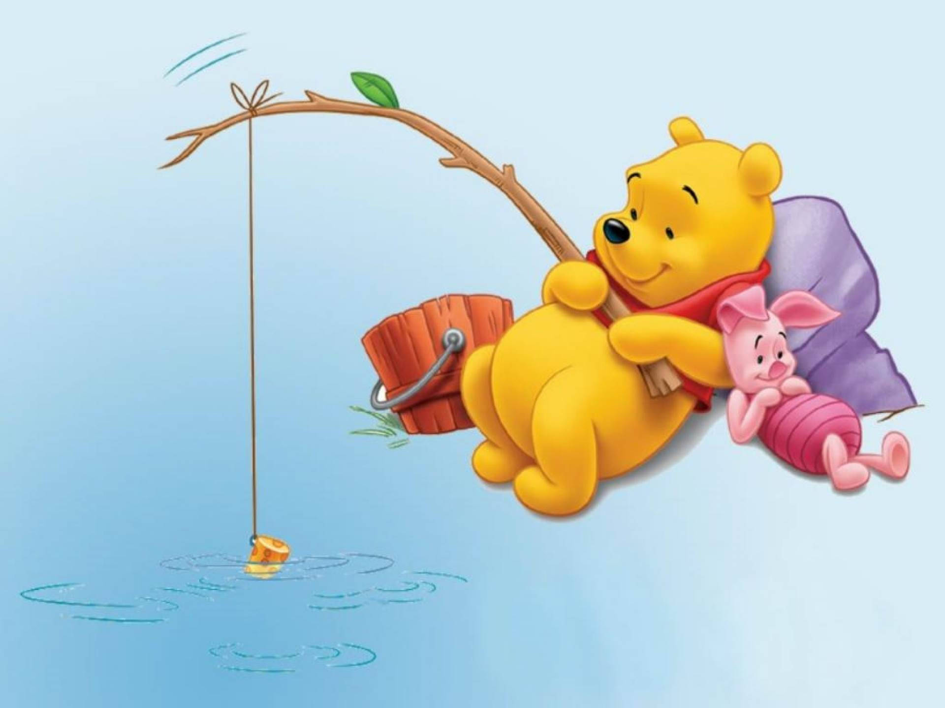 Piglet 桌布 壁紙 — 小熊維尼和小豬坐在寧靜的池塘邊，用樹枝釣竿和水桶釣魚，在柔和的藍天下。