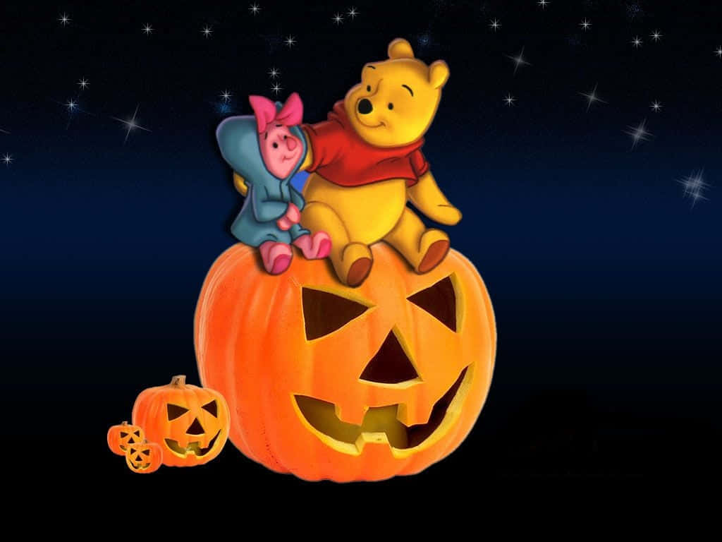 Winnie The Pooh Halloween 桌布 壁紙 — 小熊維尼和小豬坐在發光的傑克南瓜燈上，星空下附近還有較小的南瓜。
