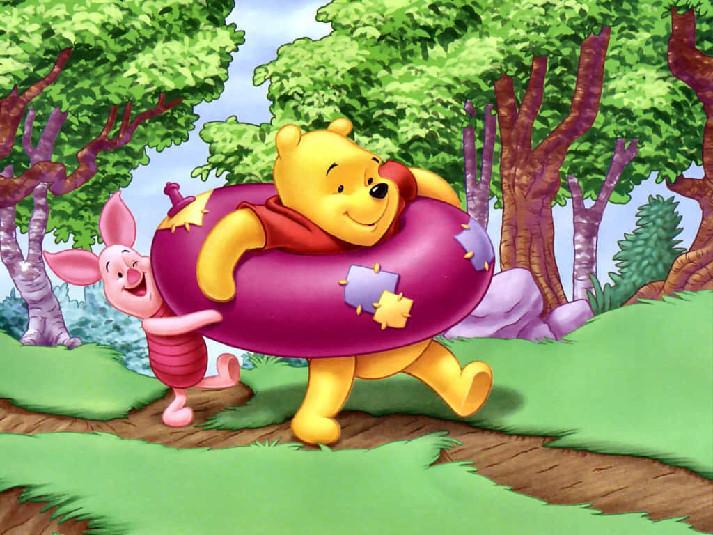 winnie the pooh 桌布 壁紙 — 小熊維尼和小豬快樂地拿著一個巨大的紫色氣球穿過茂密的綠色森林。
